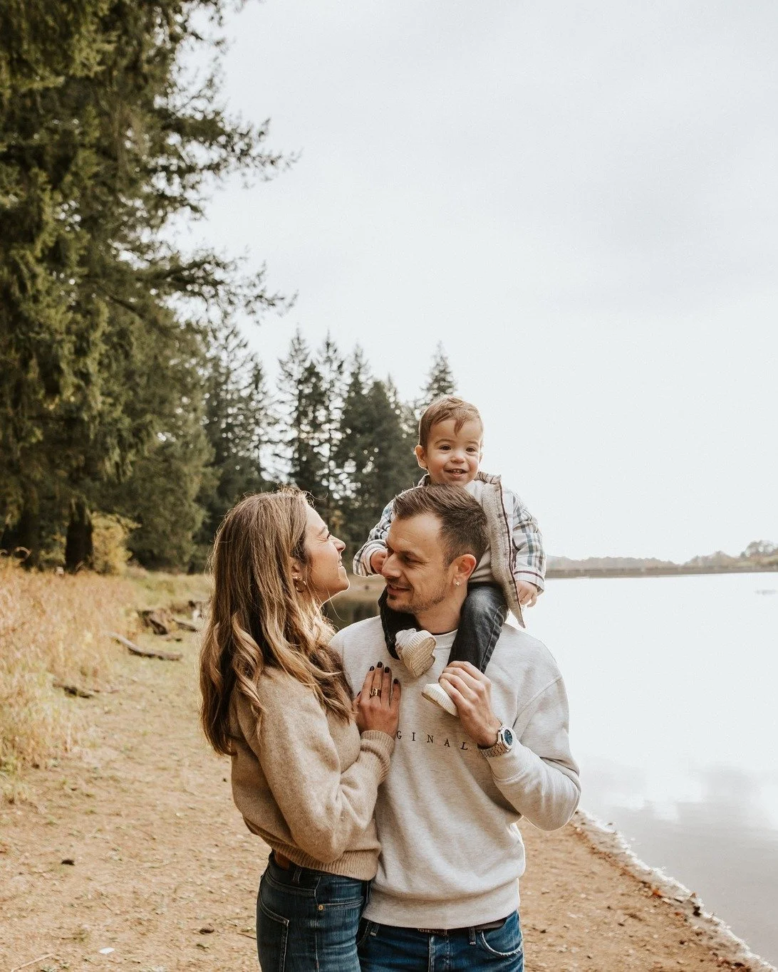 Une s&eacute;ance &quot;en famille&quot; dehors en hiver ? 
Bien s&ucirc;r que c'est possible !

#photographelyon #photographedefamille #photographefamillelyon #photographebeaujolais #photographefamillebeaujolais #famillenature