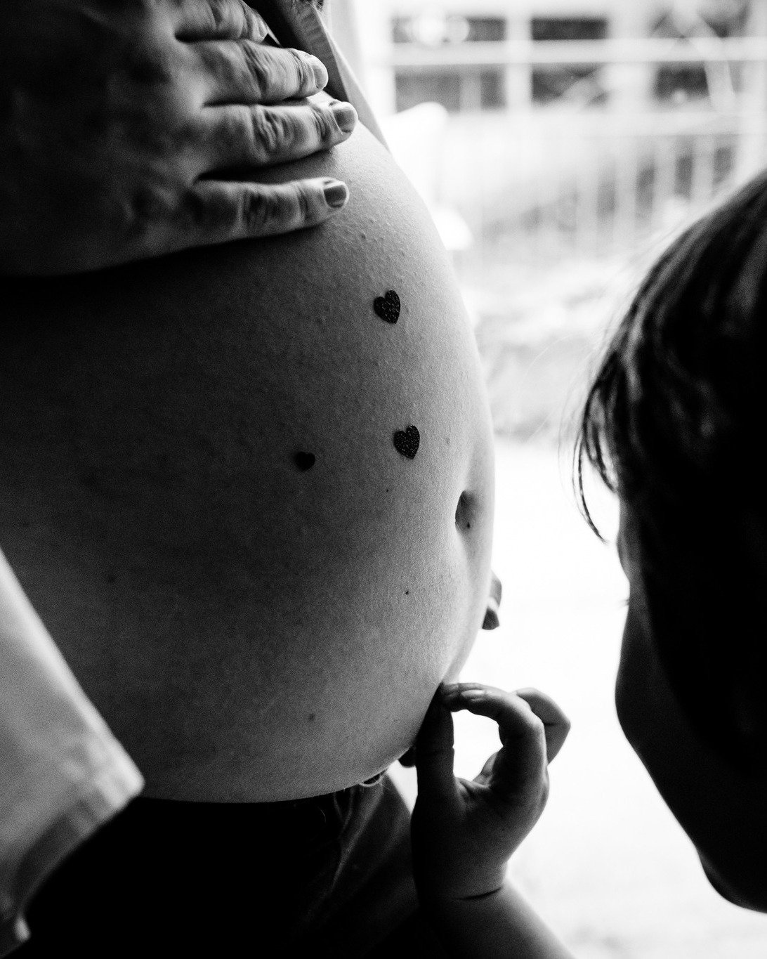 L'attente pr&eacute;cieuse et la distribution d'amour &agrave; travers la peau toute douce de maman...

#photographegrossesselyon #photographedegrossesse #grossesselyon #maternitelyon #adomicile #mamanslyonnaises #photographegrossessebeaujolais #phot