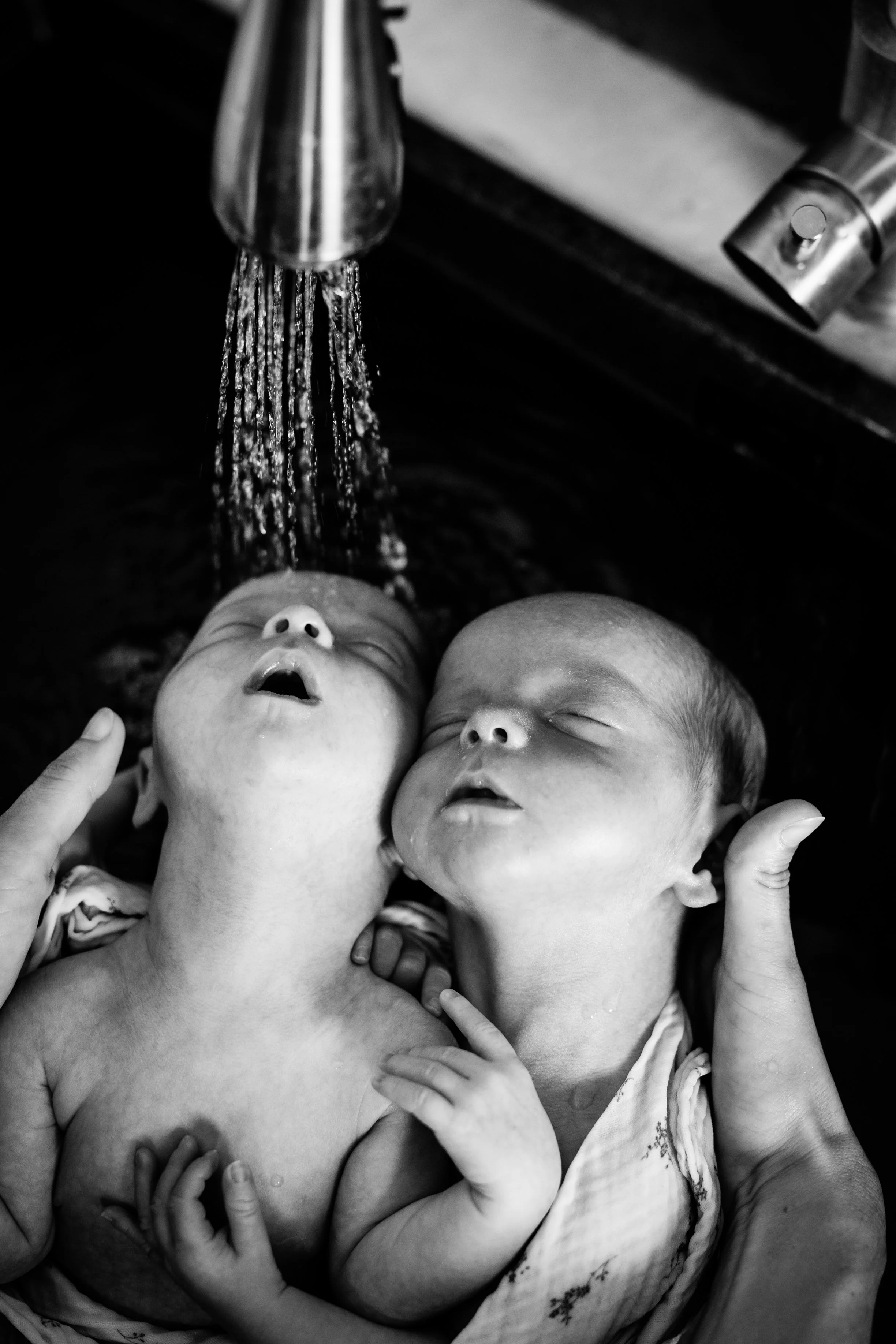 reportage photo de bain thalasso bébé pour des jumeaux près de villefranche sur Saône : une expérience unique