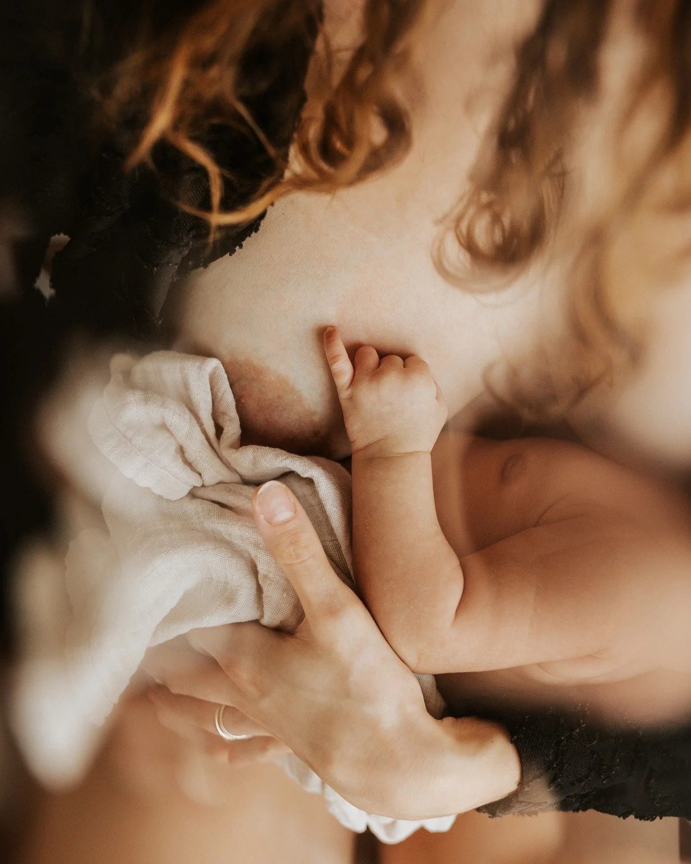 Prendre le temps de garder des souvenirs de votre allaitement avec douceur, naturel, beaut&eacute; et imperfection d&egrave;s les premi&egrave;res semaines...prendre le temps de photographier ces petits d&eacute;tails qui rendent ces instants et ces 