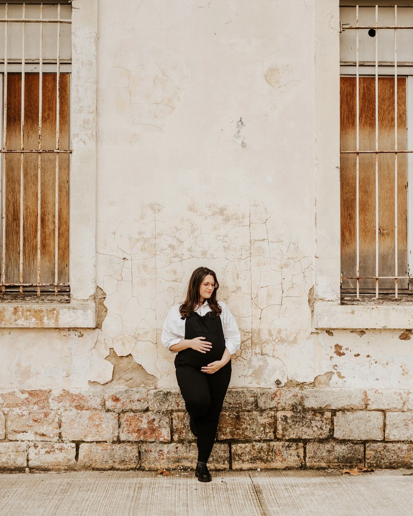 Sous la lumi&egrave;re dor&eacute;e de l&rsquo;automne &agrave; Lyon, cette magnifique future maman, que je connais bien, s&rsquo;est laiss&eacute;e porter par la douceur du moment ✨ Des images simples, vraies, pour garder &agrave; jamais le souvenir