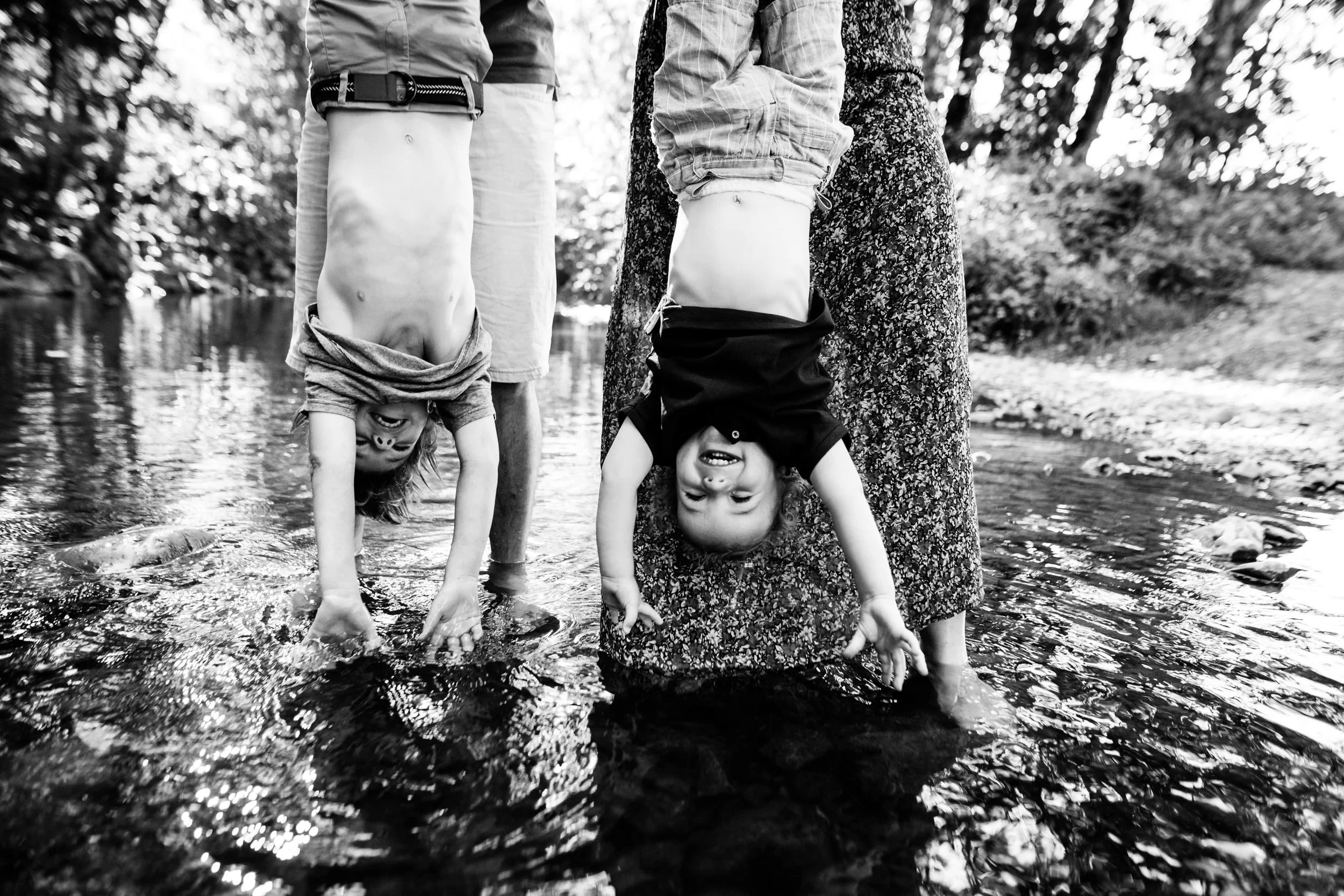 séances photo famille en pleine nature près de lyon : les pieds dans l’eau, tout simplement