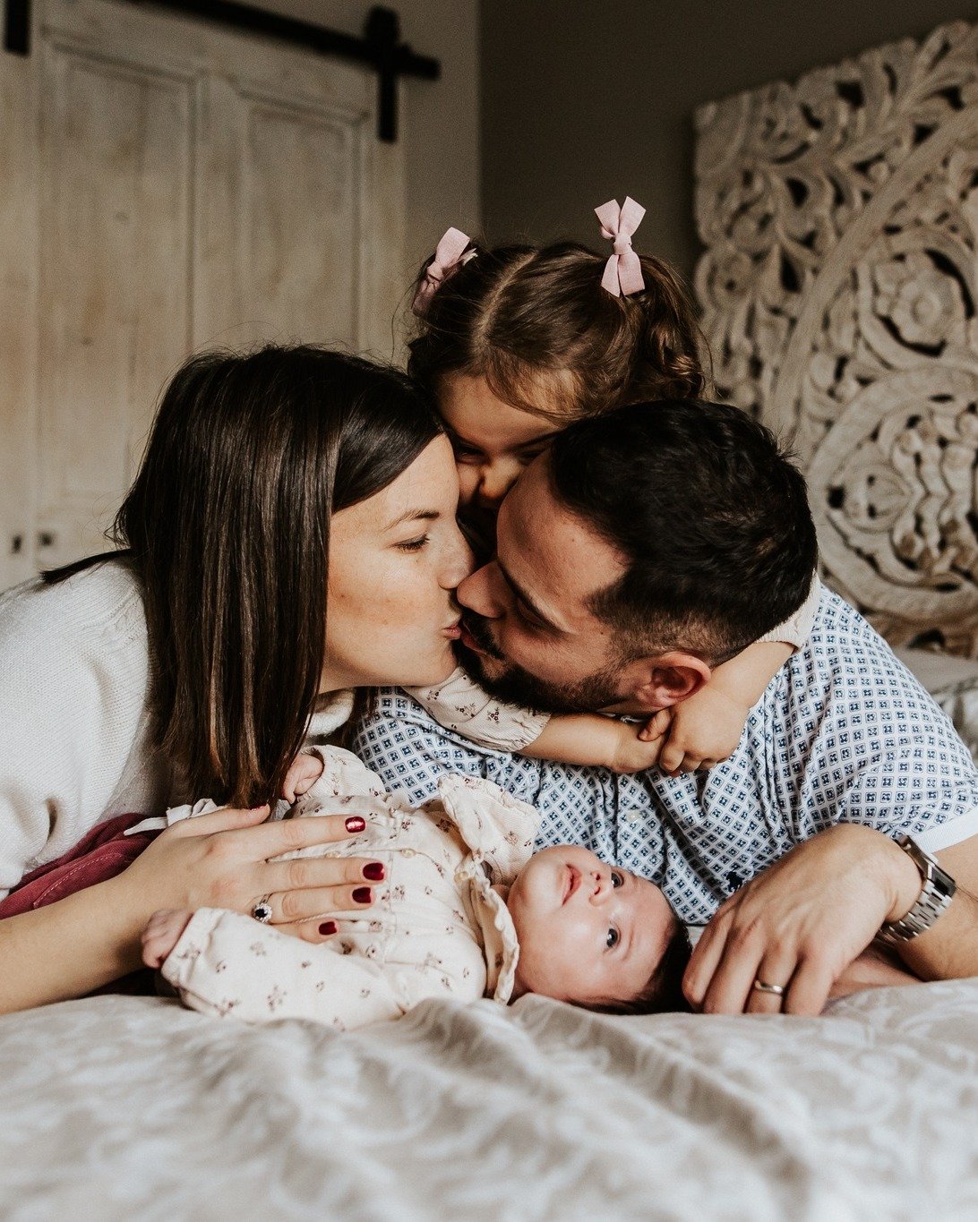 Les premiers jours, les premi&egrave;res semaines, les premiers mois avec votre b&eacute;b&eacute; passent &agrave; une vitesse folle&hellip;
Alors je viens chez vous, dans votre univers, dans votre intimit&eacute;, tout en douceur, pour capturer cet