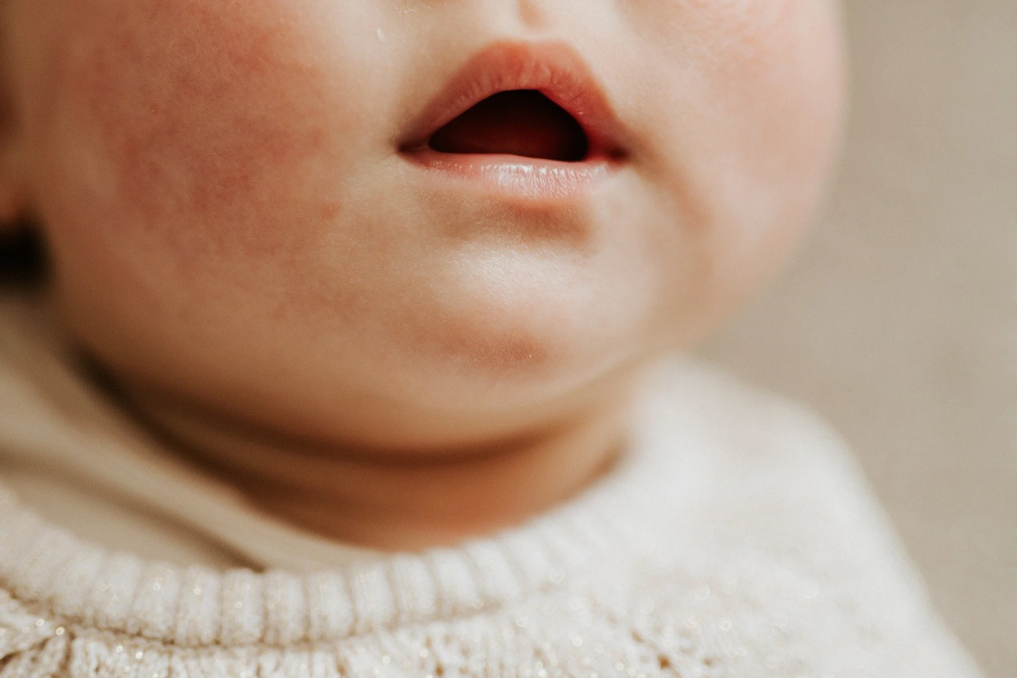 Ces d&eacute;tails qui nous font tout oublier et qu'on souhaiterait garder pour toujours...

Baby A. avait 7 mois lors de la s&eacute;ance que nous avons pass&eacute;e ensemble, le bon moment pour ses parents et pour elle de s'octroyer ces instants p