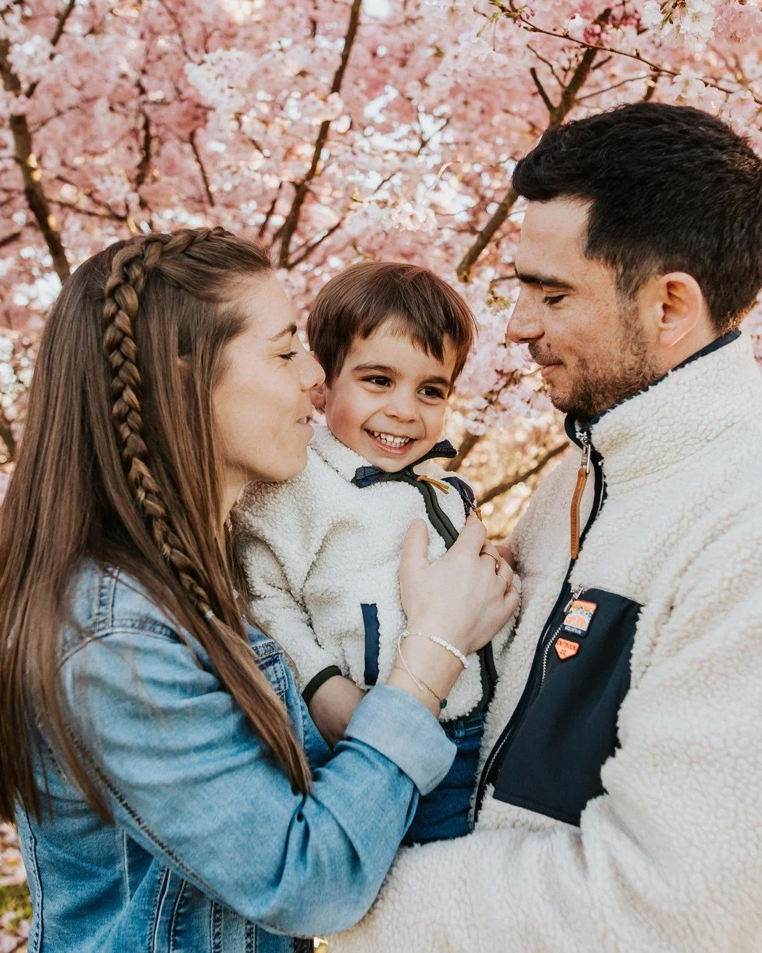 Le printemps, ses premiers rayons de soleil, ses arbres en fleurs,  un moment id&eacute;al pour cr&eacute;er des images qui auront une valeur inestimable...

Je suis Sandra, photographe de votre amour &agrave; immortaliser pour toujours...✨🌸
www.san