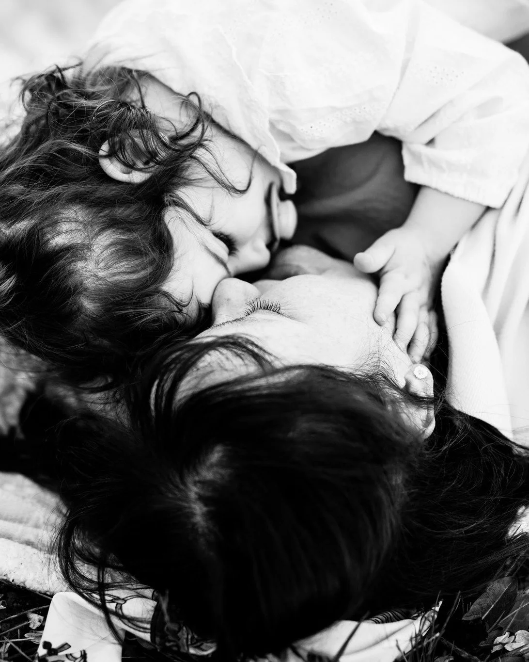 Une parenth&egrave;se m&egrave;re-fille au milieu des arbres en fleurs 🤍

Des rires l&eacute;gers, des regards complices, et cette douceur qui flotte dans l&rsquo;air comme un parfum de printemps.

Des instants simples, mais si pr&eacute;cieux ✨

ww