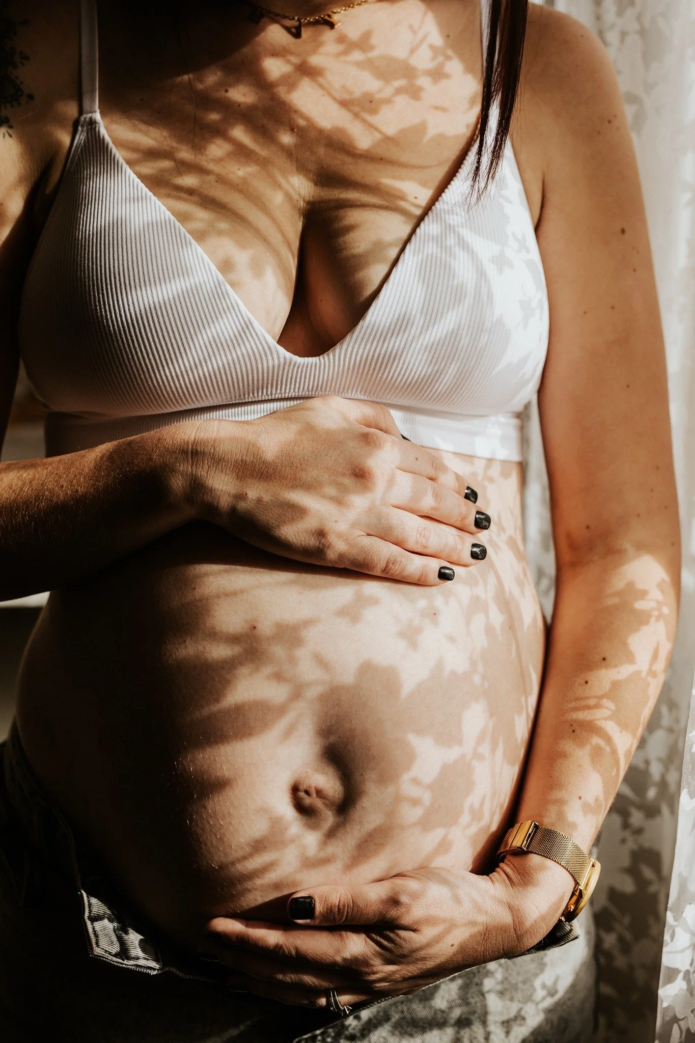 La lumi&egrave;re qui danse sur la peau&hellip;Les mains de maman qui se posent, qui rassurent, qui aiment d&eacute;j&agrave;...
Des gestes simples, presque instinctifs entre ombre et lumi&egrave;re ✨.

Et ce ventre qui raconte une histoire, celle d&