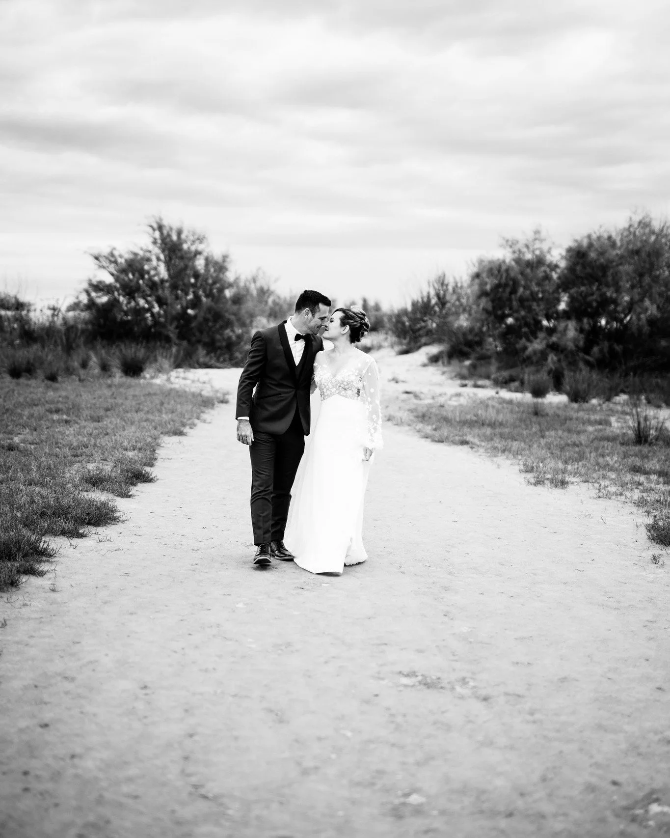 Une nouvelle aventure apr&egrave;s le mariage en bord de mer...

Le vent, le sel, le bruit des vagues&hellip; et eux, encore dans leur bulle 🤍

Quelques semaines apr&egrave;s le mariage, on se retrouve. Plus de timing, plus de pression. Juste le tem