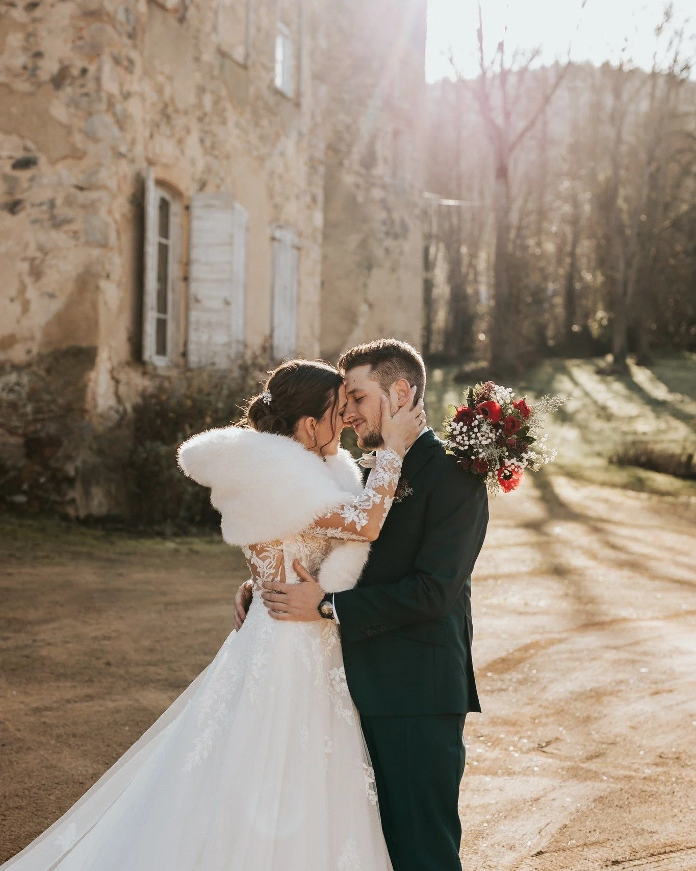 Les mariages d&rsquo;hiver ont une atmosph&egrave;re si particuli&egrave;re ✨
Une lumi&egrave;re douce, des journ&eacute;es plus calmes, des instants chaleureux o&ugrave; l&rsquo;on se rapproche naturellement.
Il y a quelque chose d&rsquo;intime dans