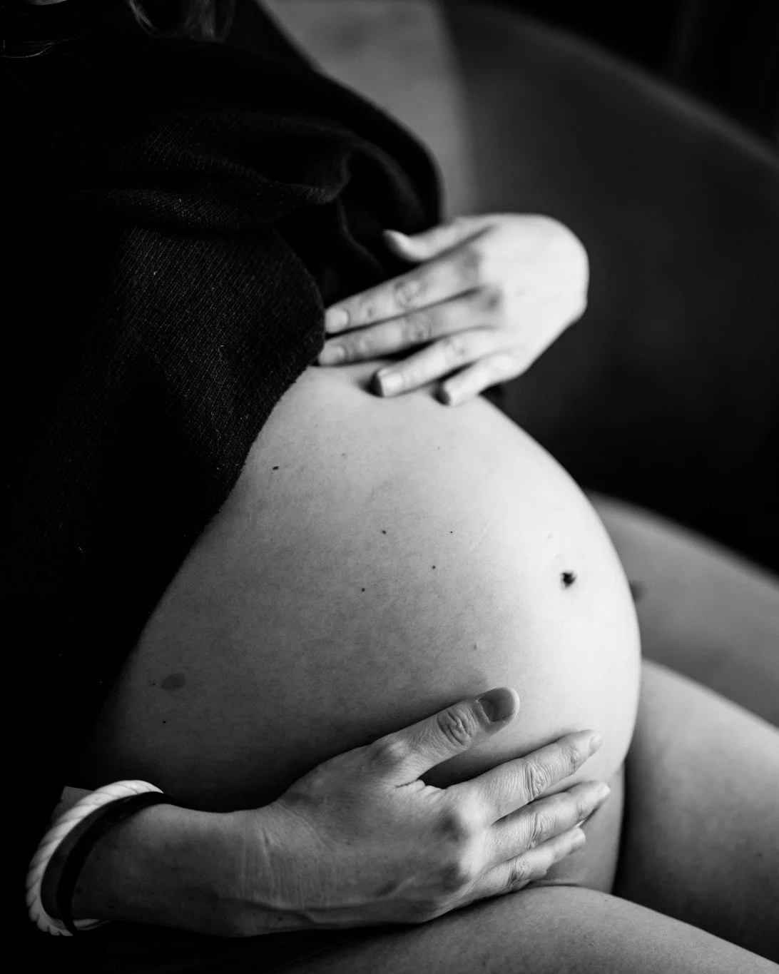 Tu n'as pas besoin d'attendre que quelqu'un d'autre ait envie de photos pour t'autoriser &agrave; cr&eacute;er des souvenirs de cette grossesse 🤍

Bien s&ucirc;r, j'aime lorsque les deux futurs parents participent &agrave; la s&eacute;ance.
Mais par