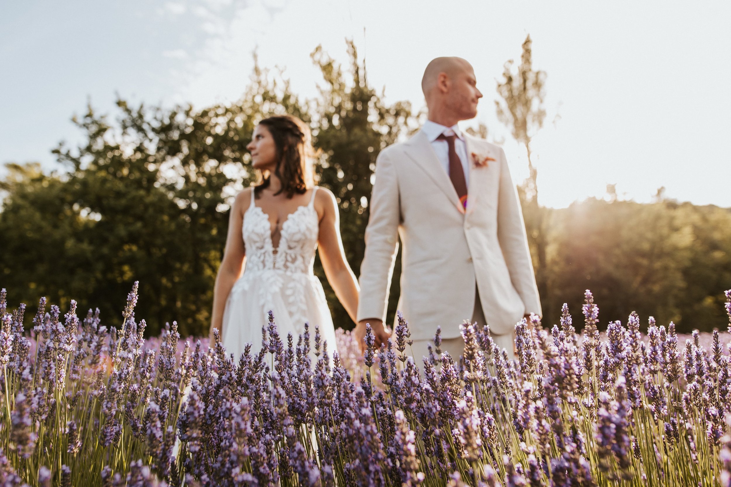 couple de mariés dans les lavandes près de bourdeaux par photographe de mariage provence