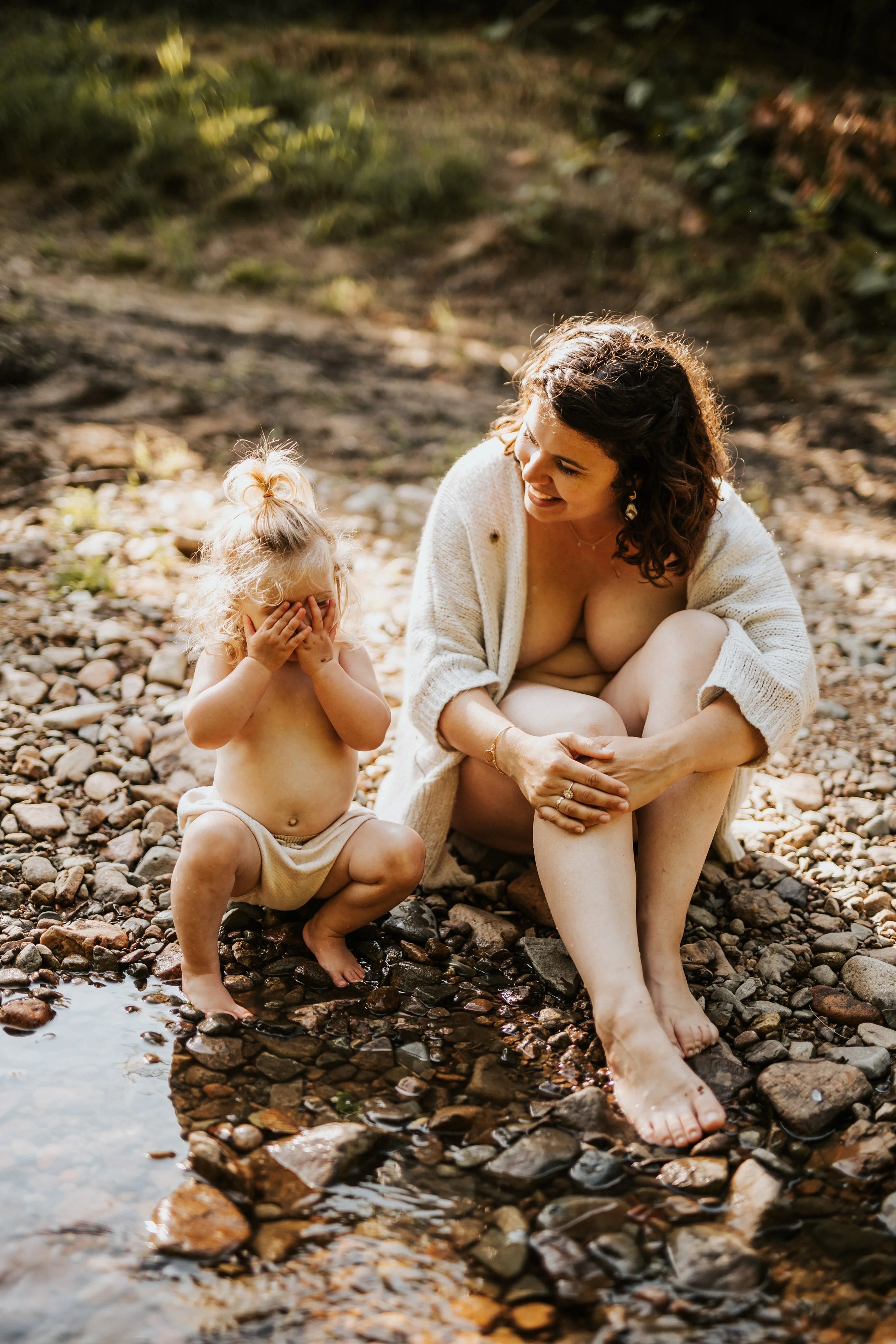 photo d'une maman et son bébé en train de jouer à cacher trouver au bord de l'eau dans le beaujolais