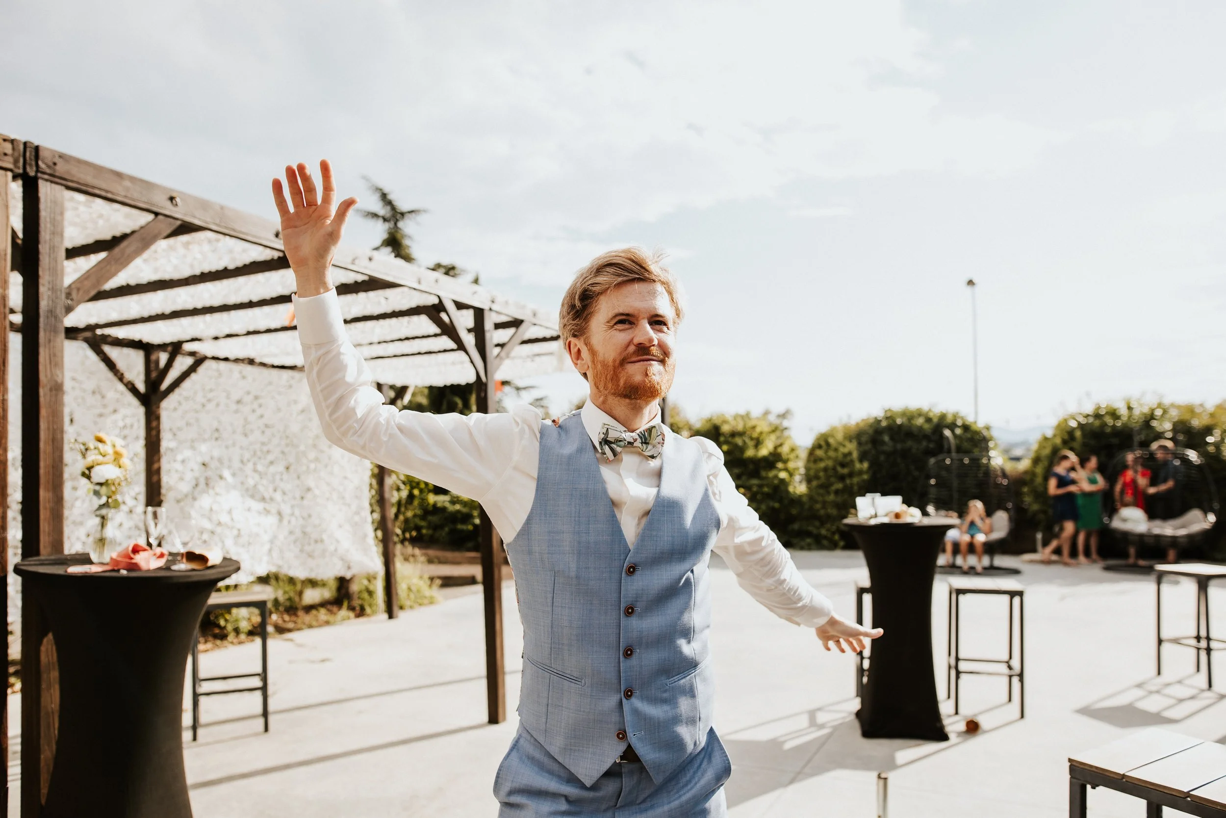 photo du marié qui danse au coucher de soleil lors de la réception en plein air de son mariage avec son costume Monsieur gaspard créateur de costume à Lyon