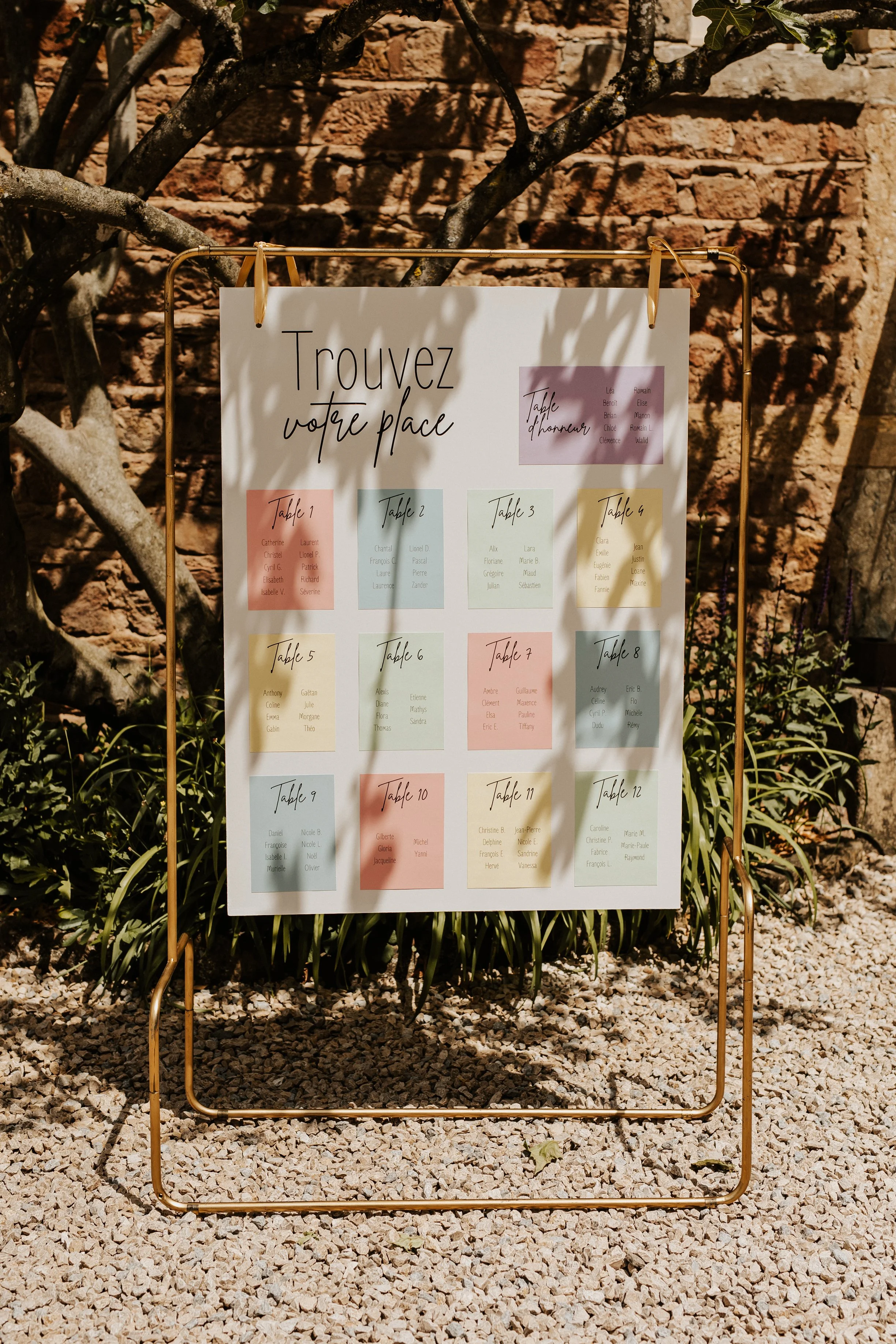plan de table coloré et ensoleillé pour le mariage de léa et romain au domaine de tourieux dans le beaujolais
