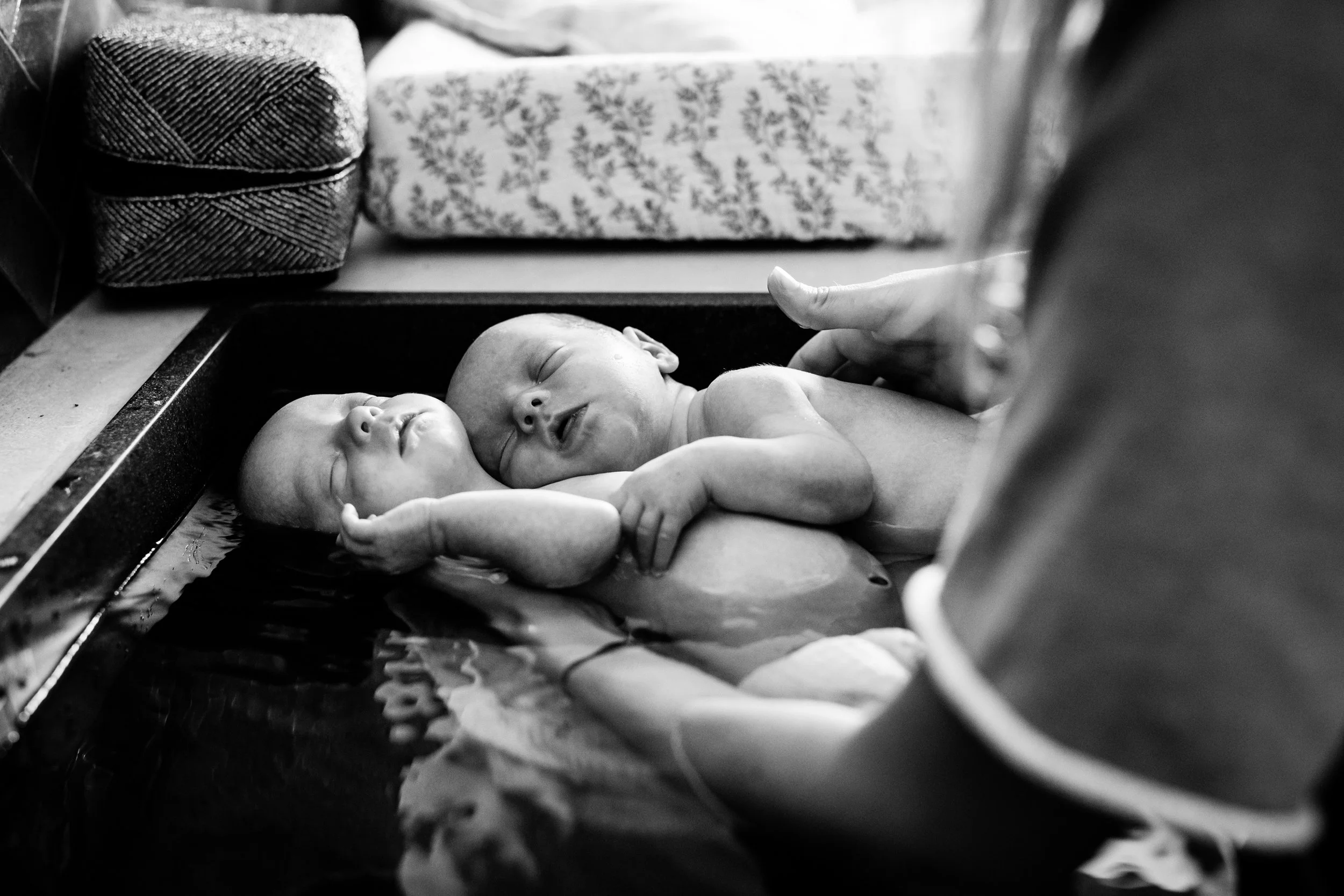 photo de deux jumeaux pendant leur thalasso bain à Villefranche-sur-saône en noir et blanc