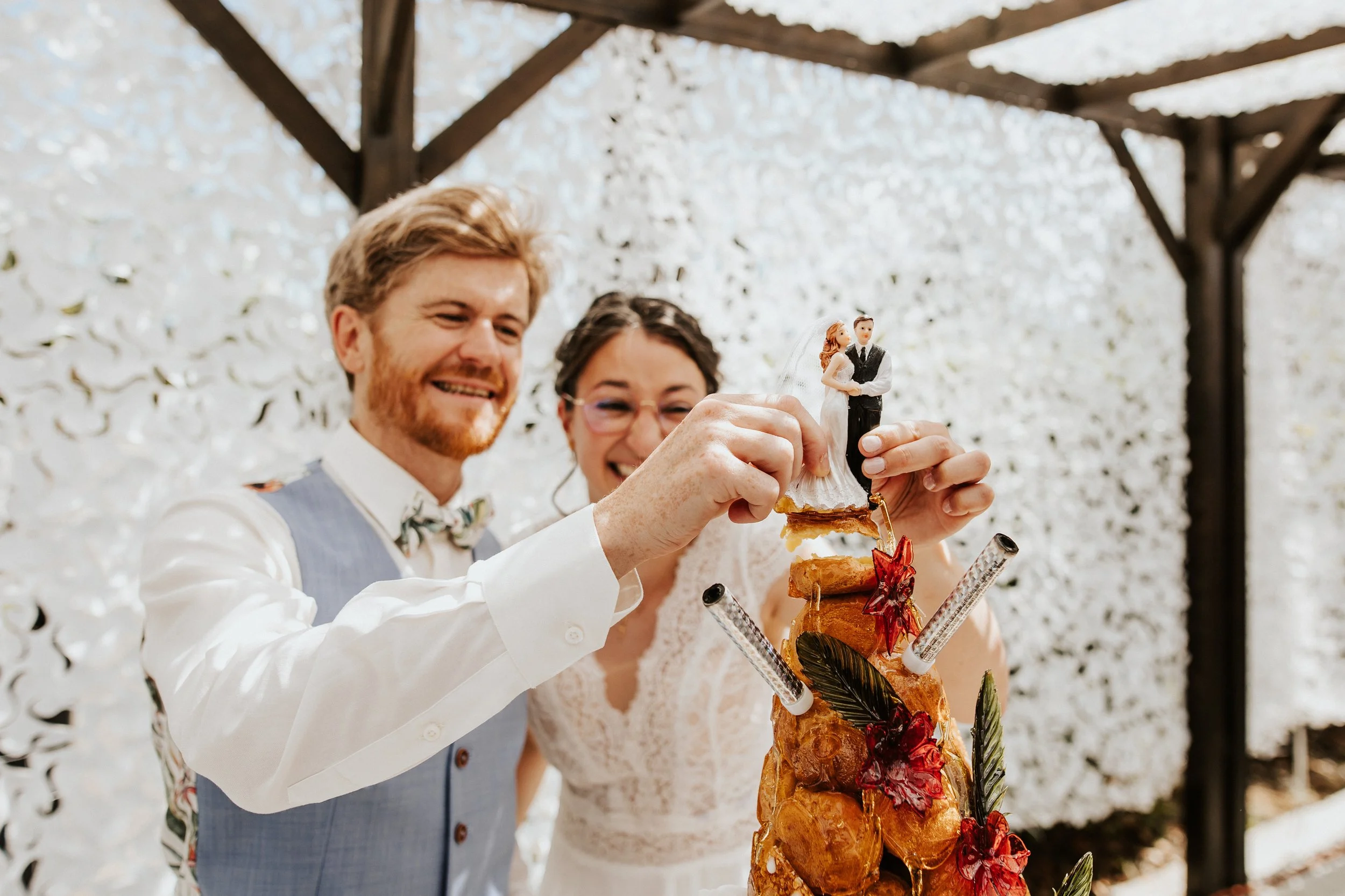 photo des mariés avec leur gâteau de mariage