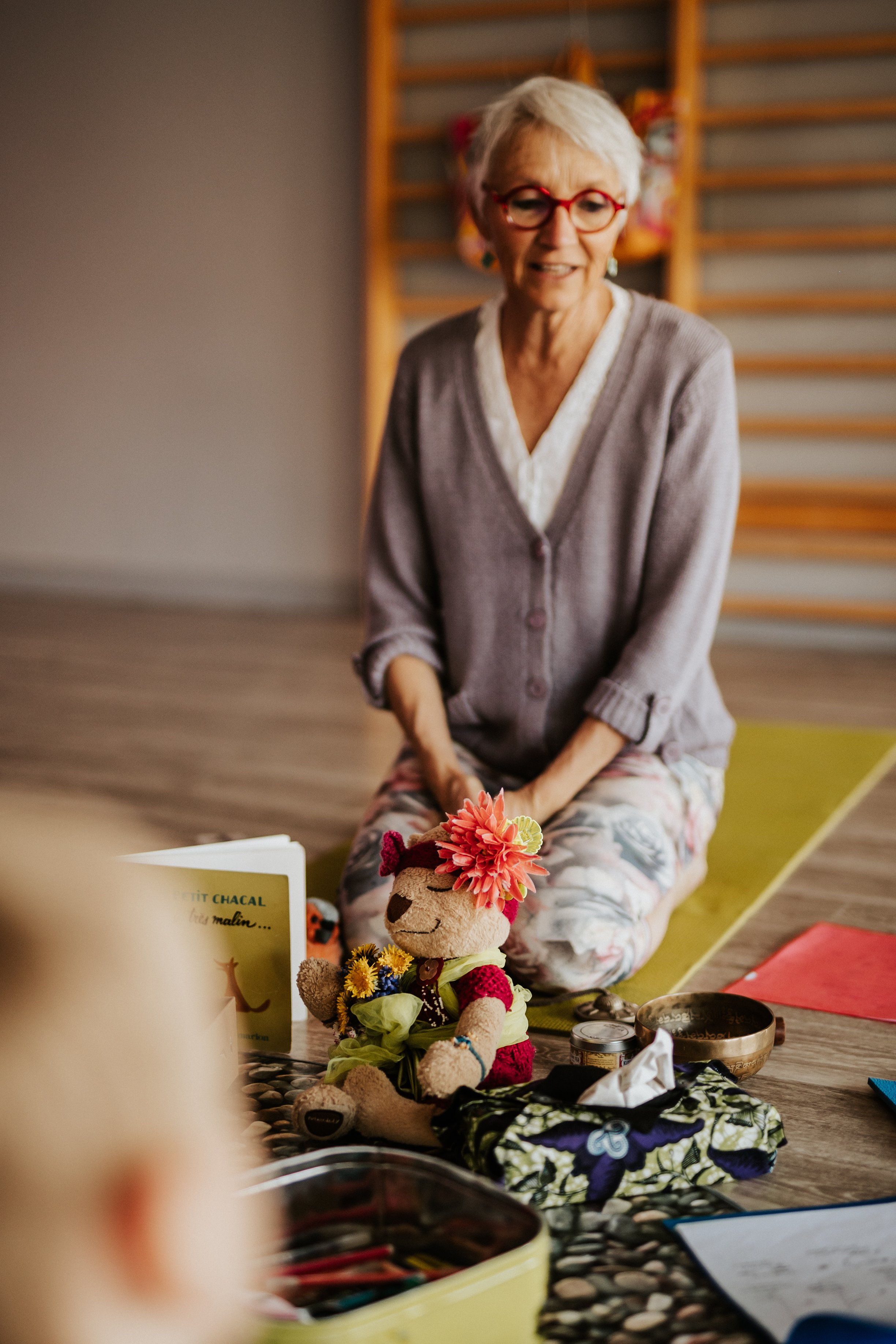 photo professionnelle de Anyk professeur de yoga pour enfant près de Villefranche sur Saône pendant un reportage artisan