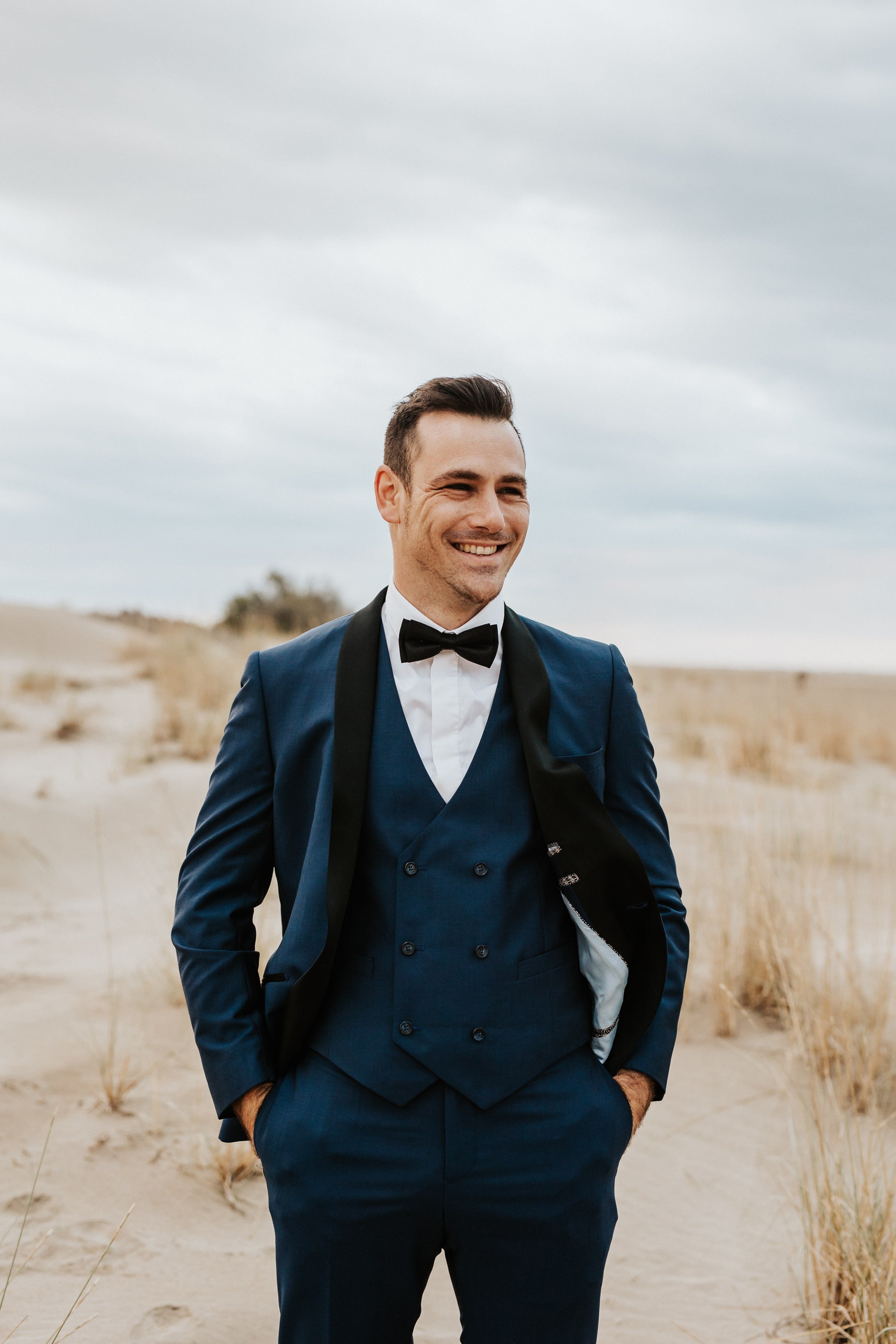 photo du marié dans les dune de sable sur la plage près de montpellier