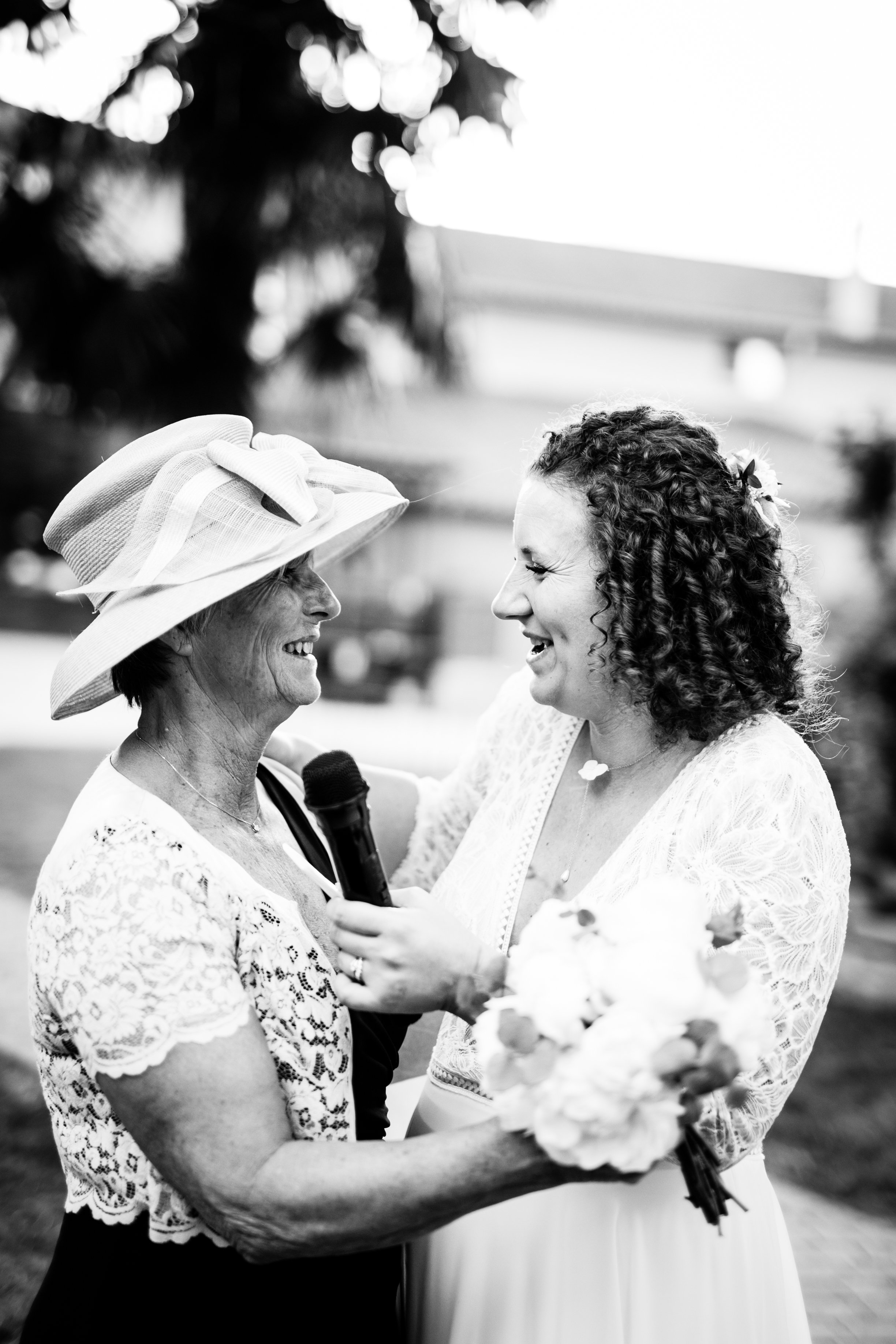 photo d'une transmission de bouquet à une maman rempli d'émotion dans le beaujolais