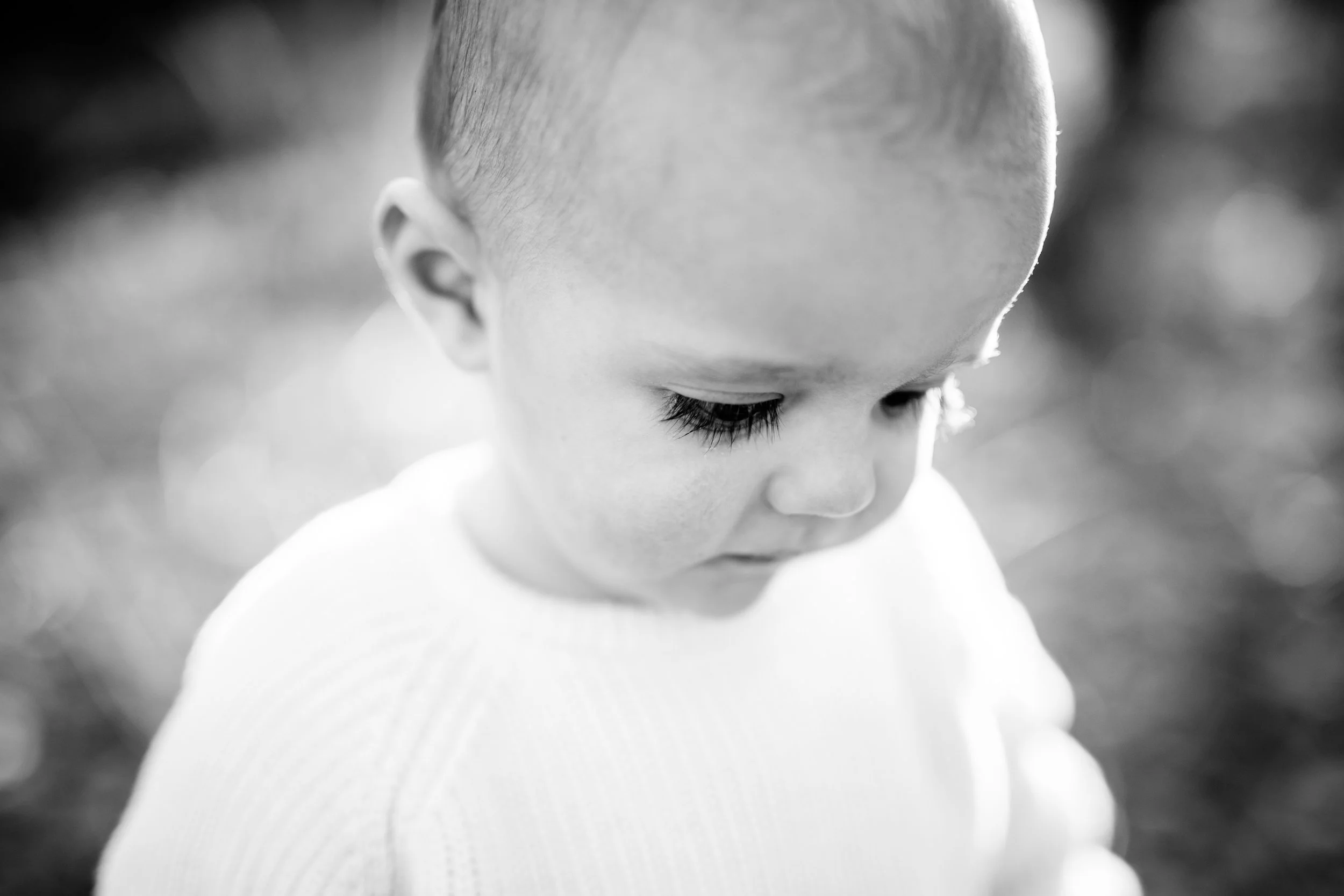 photo de détails d'un visage de bebe en noir et blanc
