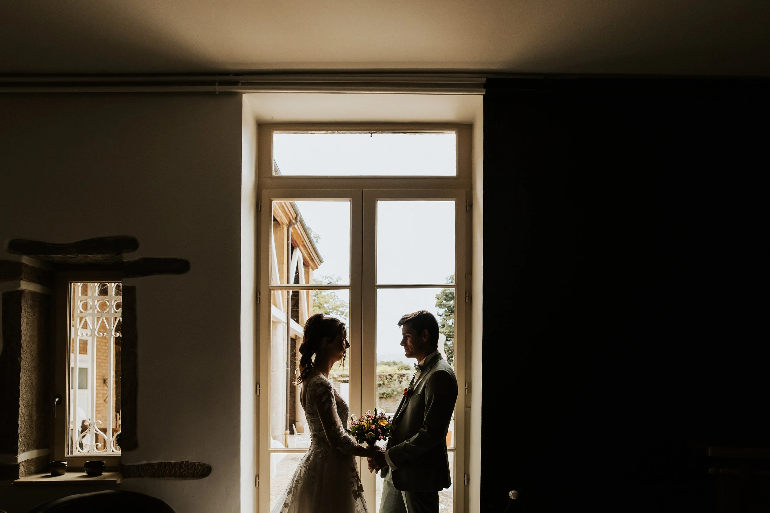couple de mariés dans la salle de billard pendant leurs mariage au domaine de tourieux à Savigny