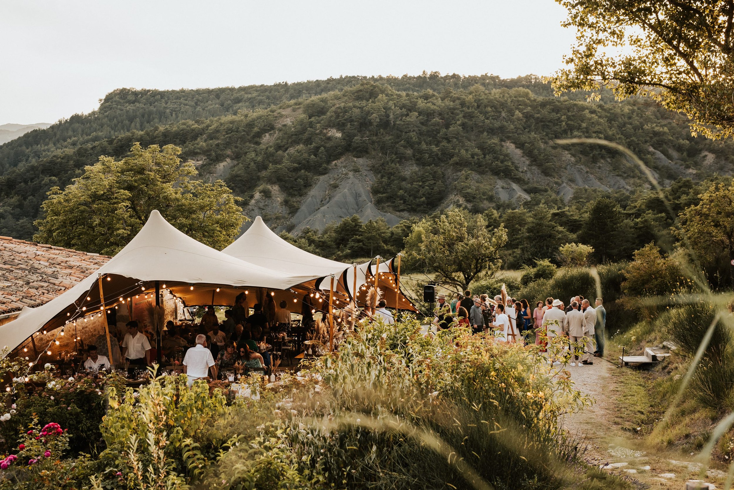 Cocktail et réception en plein air au Domaine des nuits du taris par photographe de mariage en provence