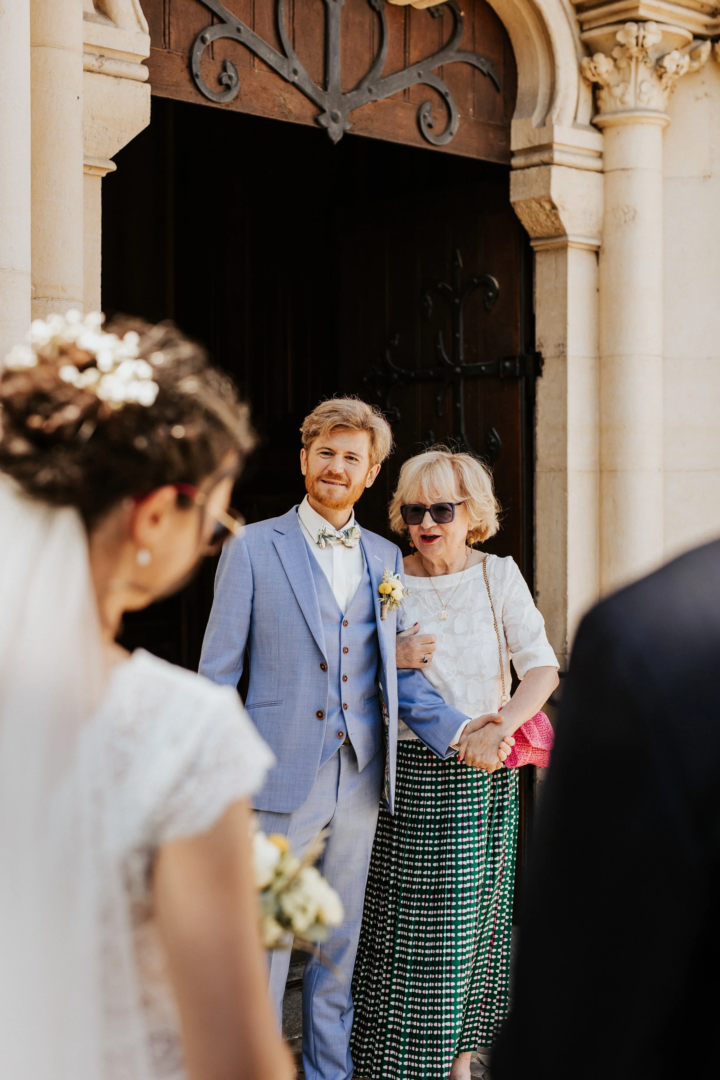 photo de découverte de la mariée par le marié devant l'église de Brignais après Lyon