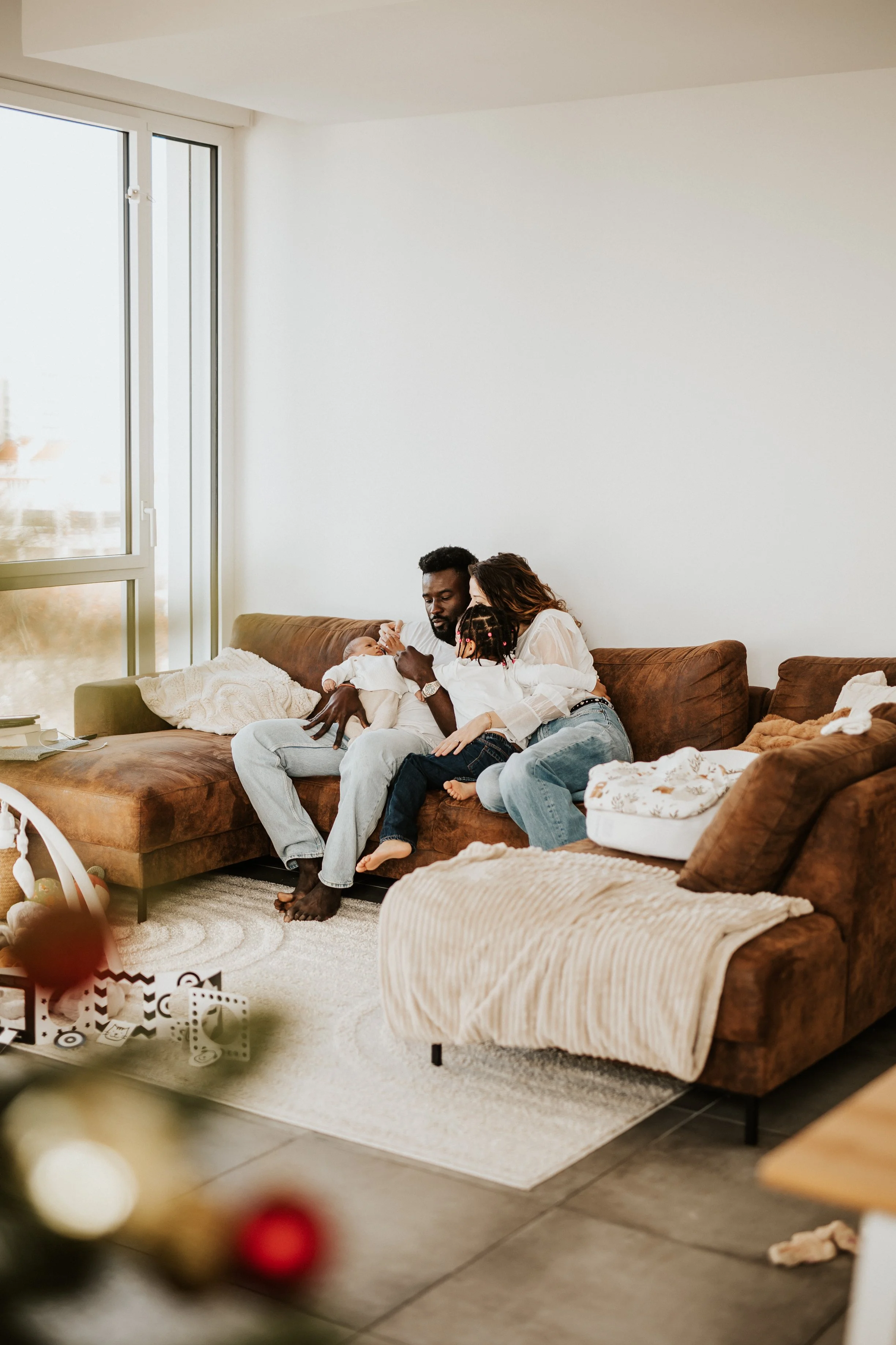 photo d'un calin pendant leur séance photos naissance à Lyon