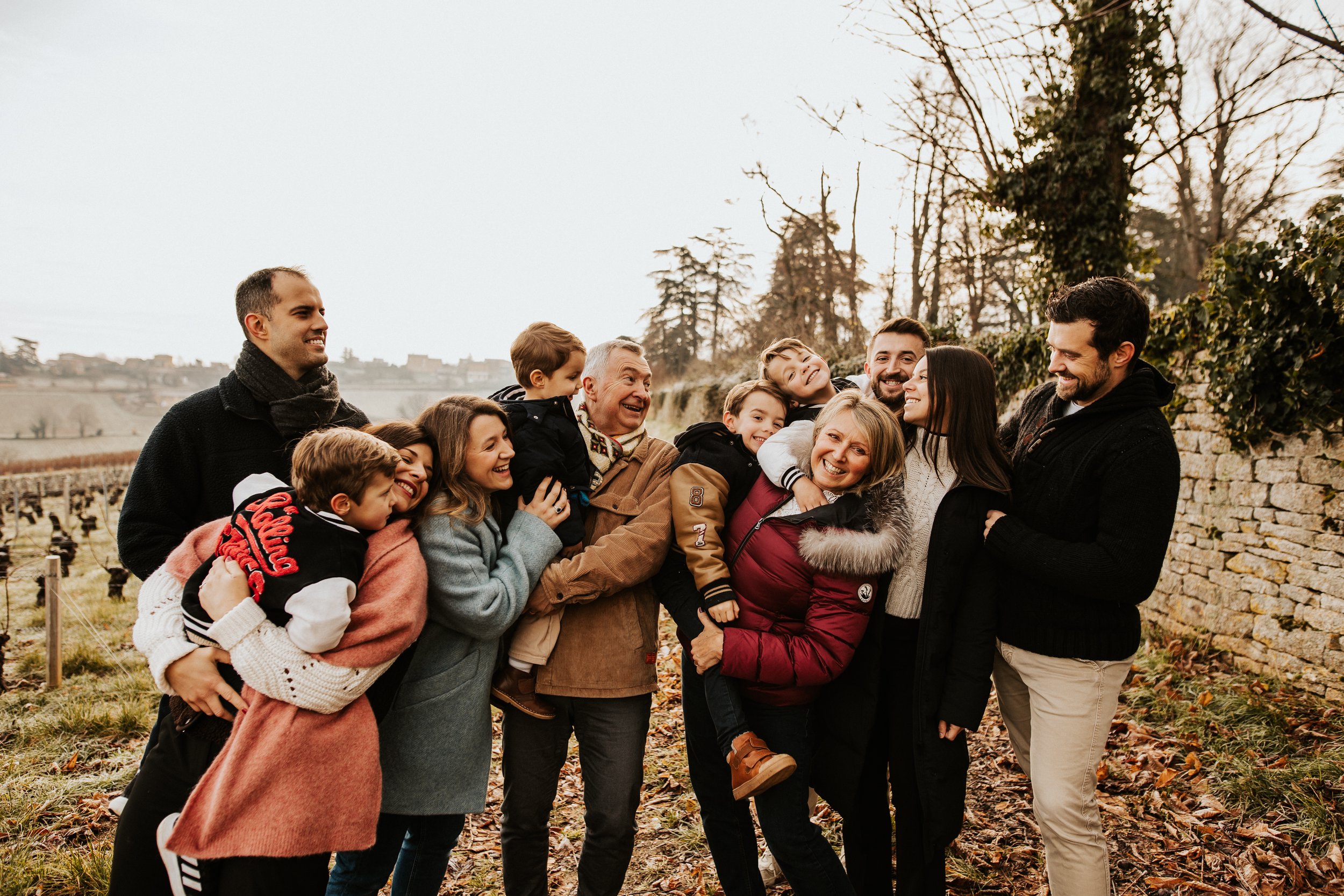 photo de famille intergénérationnelle proches et complice dans le froid de l'hiver du beaujolais