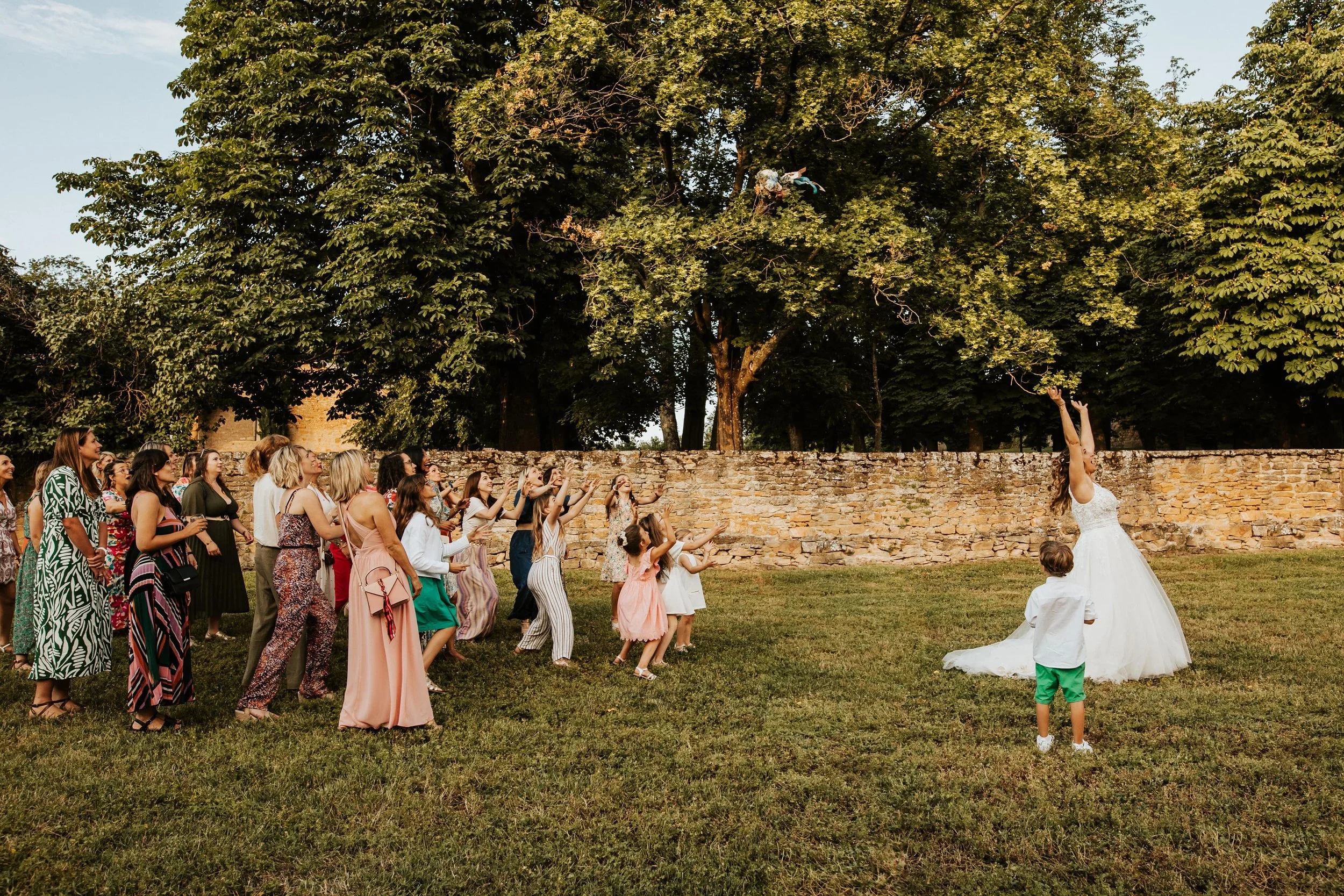 photo d'un lancer de bouquet dans un chateau du beaujolais