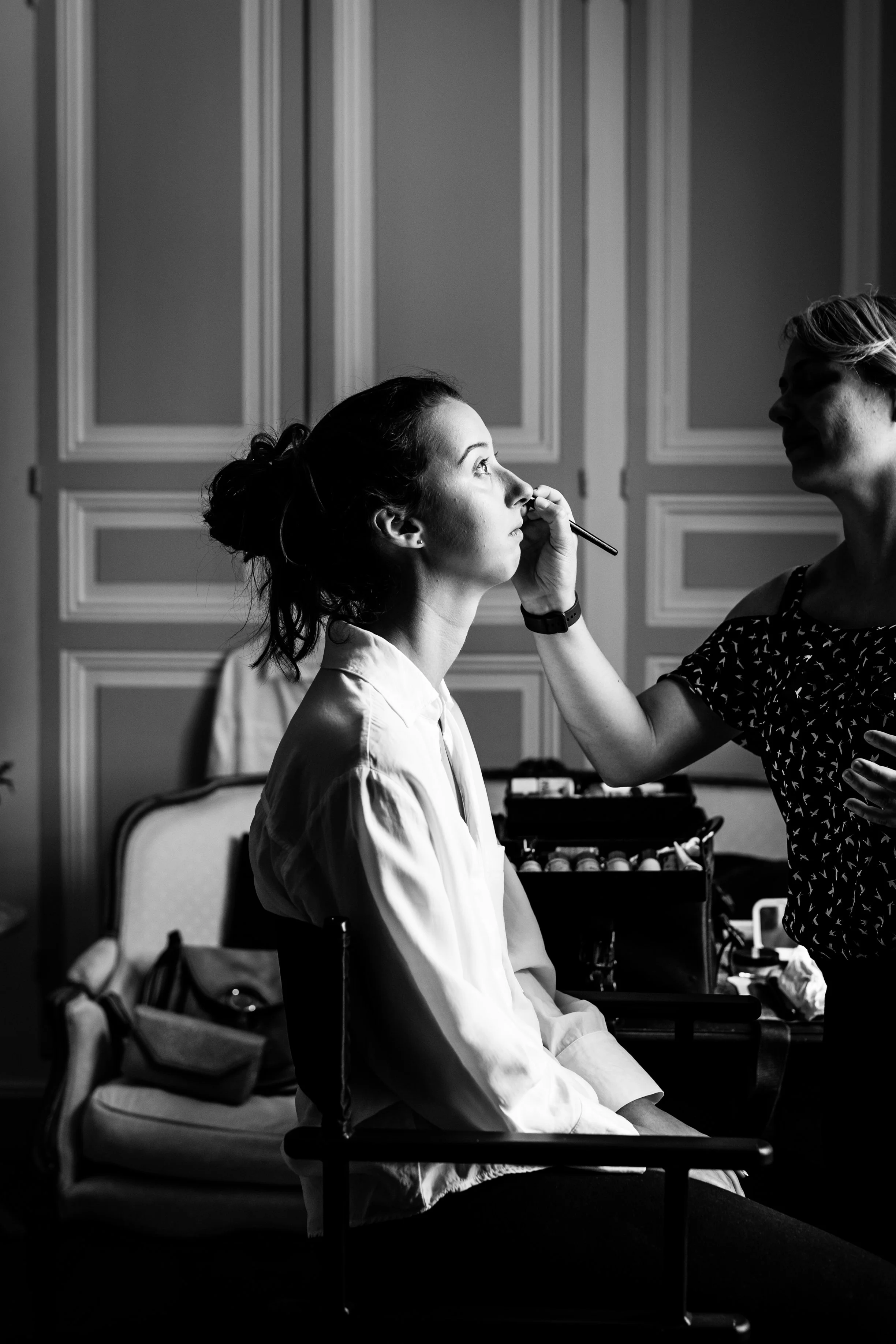 mise en beauté pendant les préparatifs de la mariée dans la suite nuptiale du domaine de tourieux
