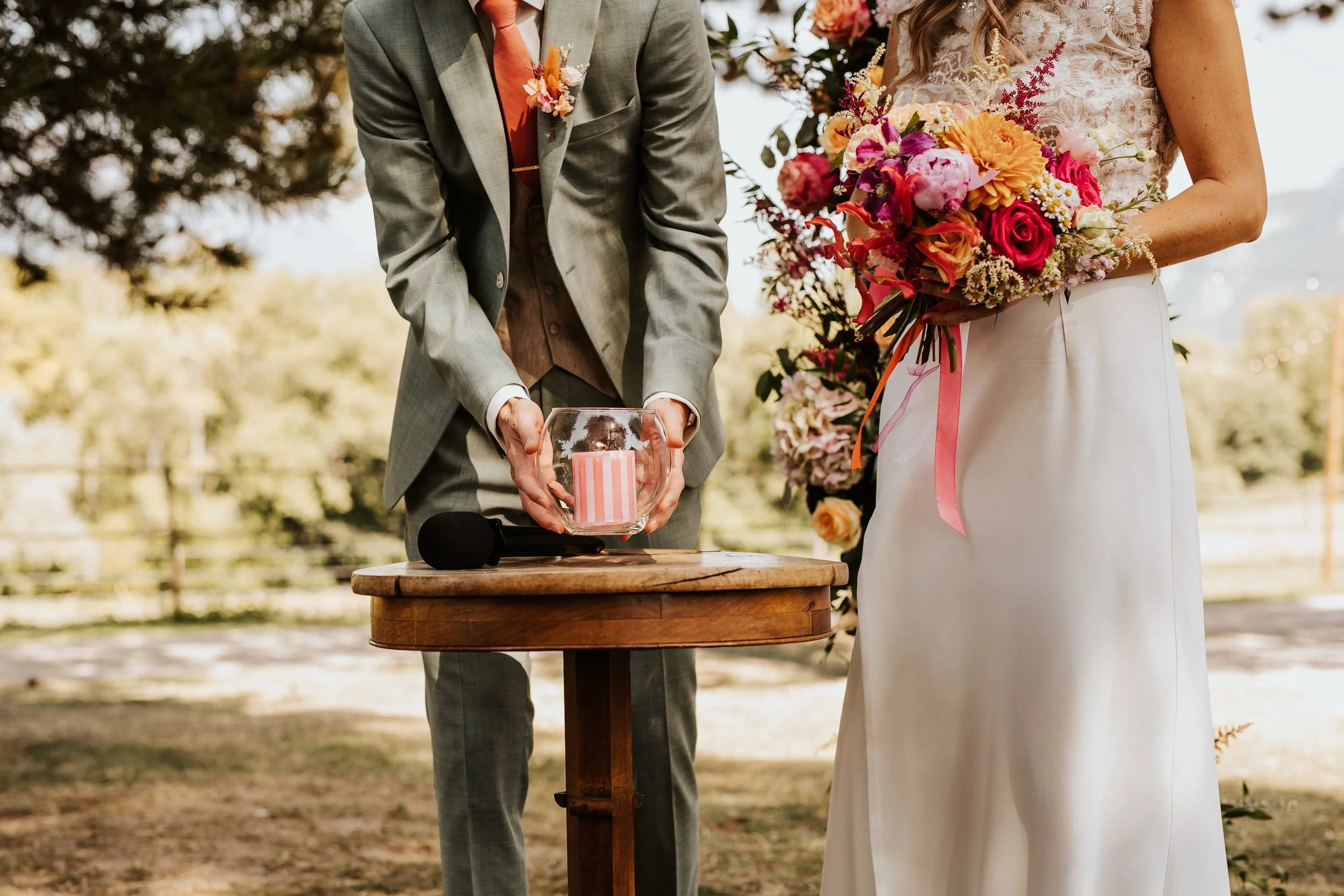 photo d'une bougie allumée en hommage aux personnes absentes lors d'une cérémonie laïque d'un mariage au chateau de saint sixt en savoie