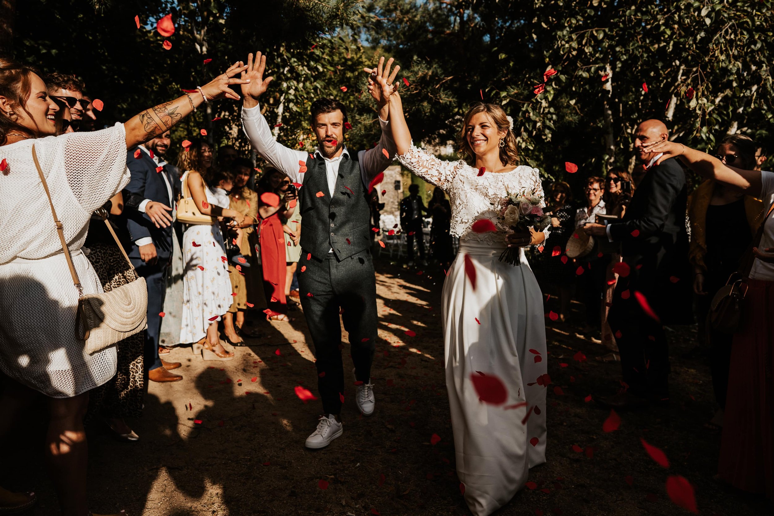 couple de mariée en sortie de cérémonie laïque au domaine de Vavril par photographe mariage Beaujolais