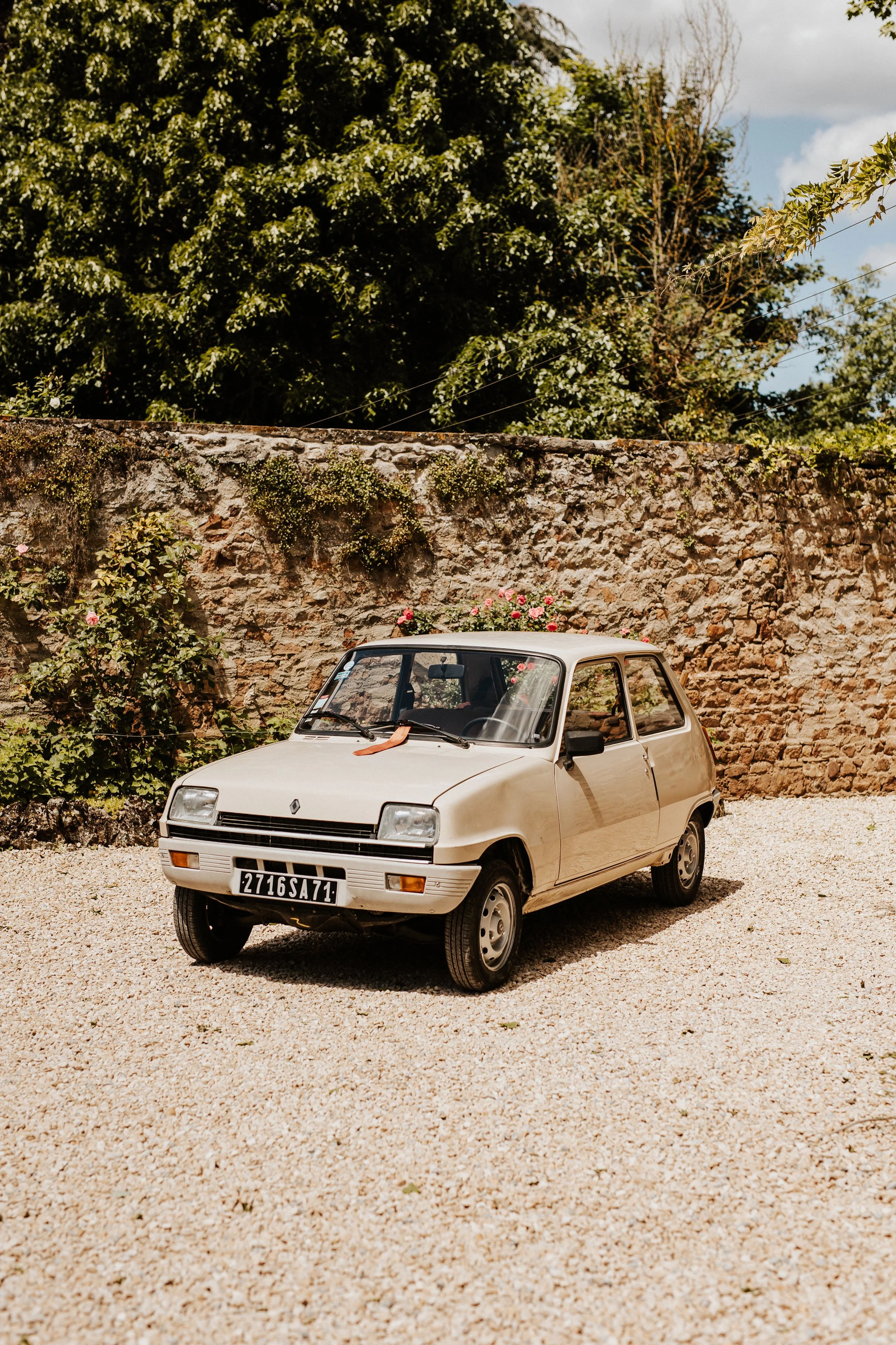 photo de la voiture sentimentale, détail important de la journée, des mariés dans la cour du domaine de tourieux près de Lyon