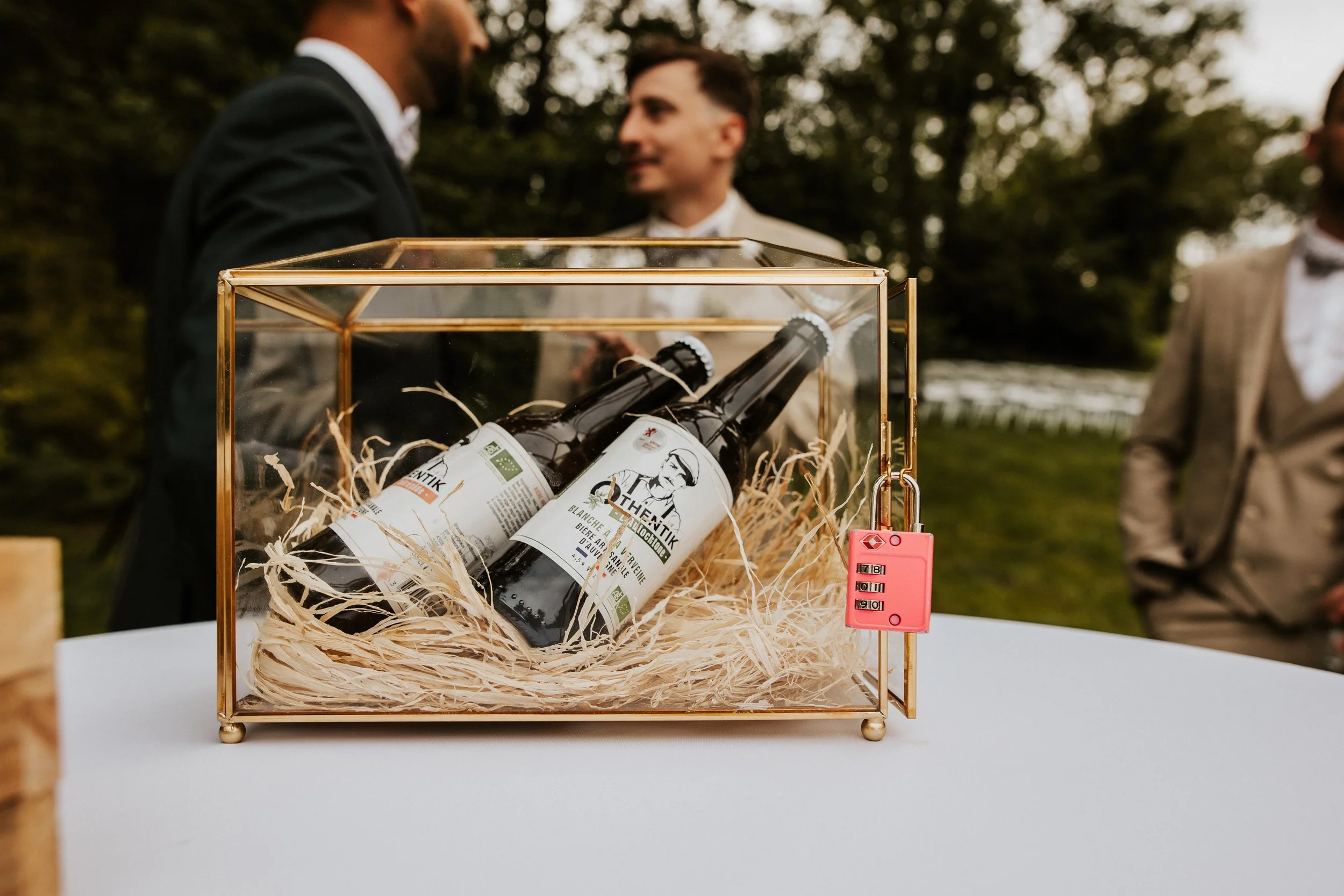 photo d'une boite contenant des bières en alternative au lancer de bouquet lors d'un mariage dans le beaujolais
