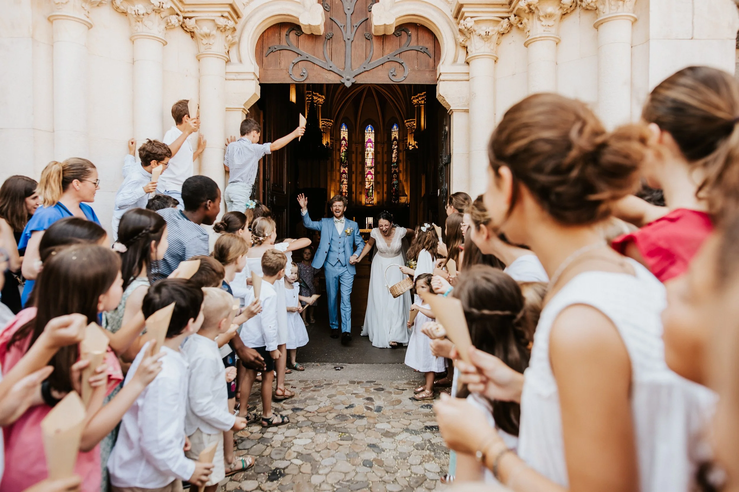 photo de sortie de cérémonie religieuse pour le mariage de Victor et Magalie près de Lyon