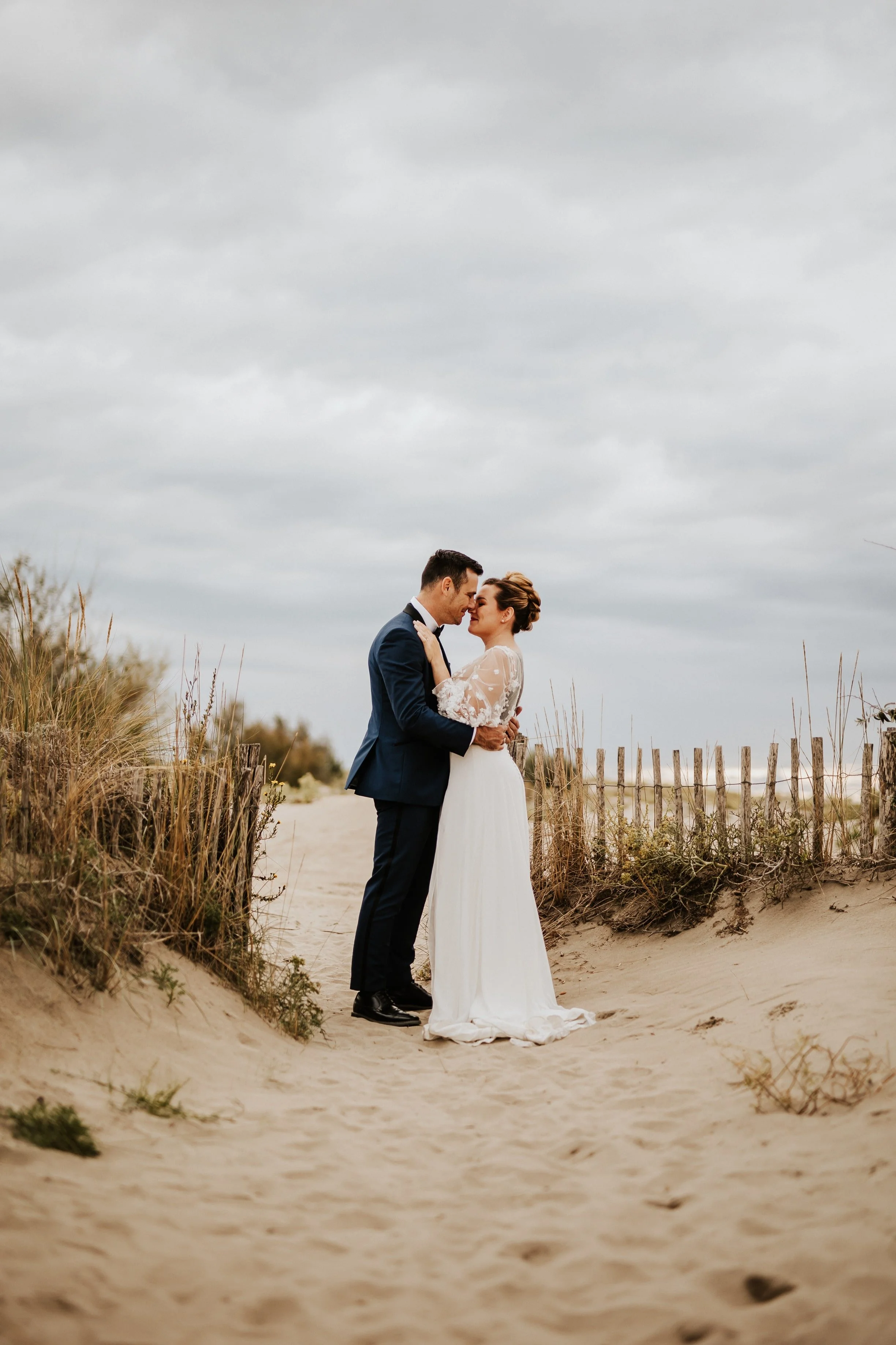 arrivée du couple de mariés dans les dunes près de la plage près de montpellier