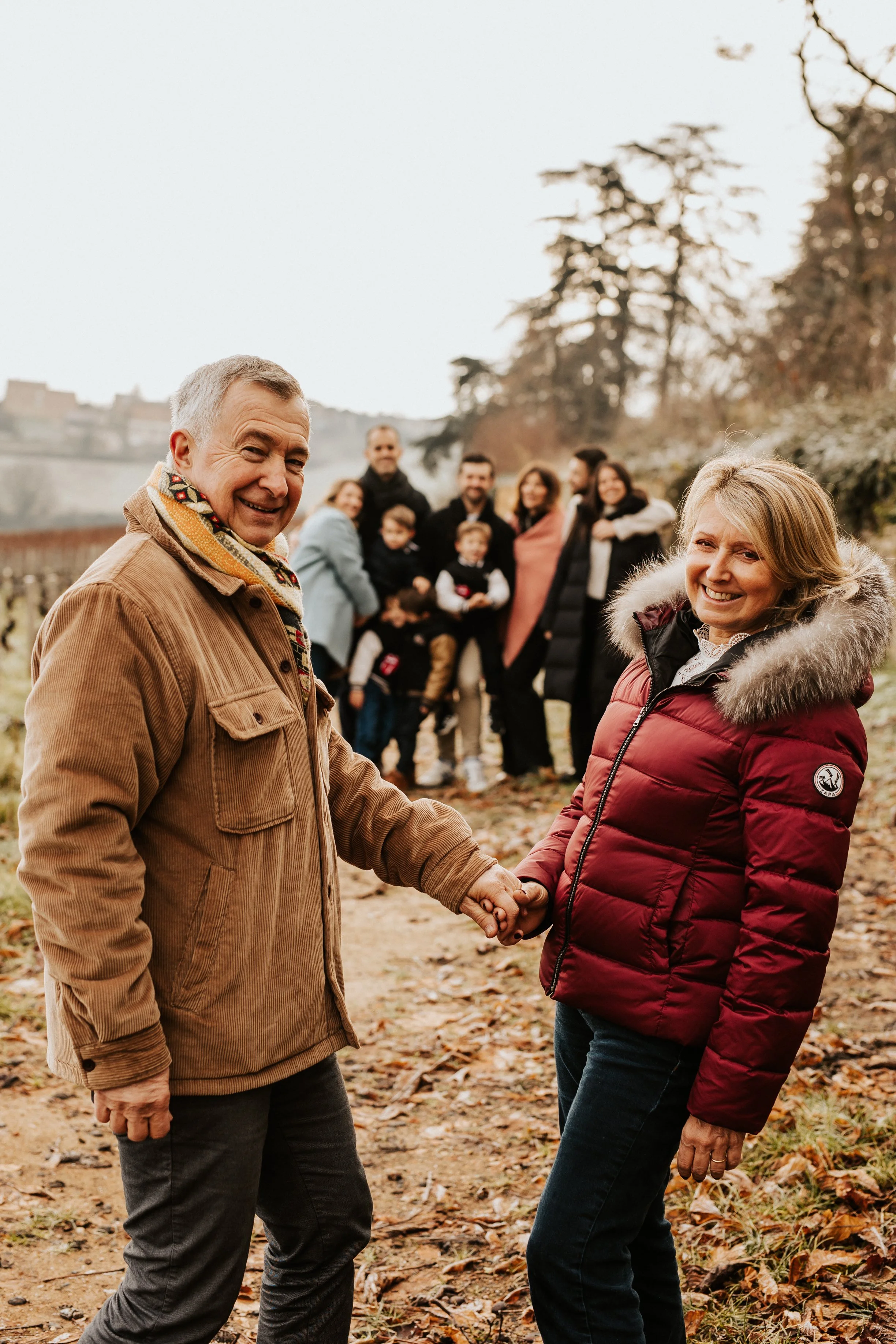 photos fun d'une famille multigénérationnelle en extérieur l'hiver dans le beaujolais