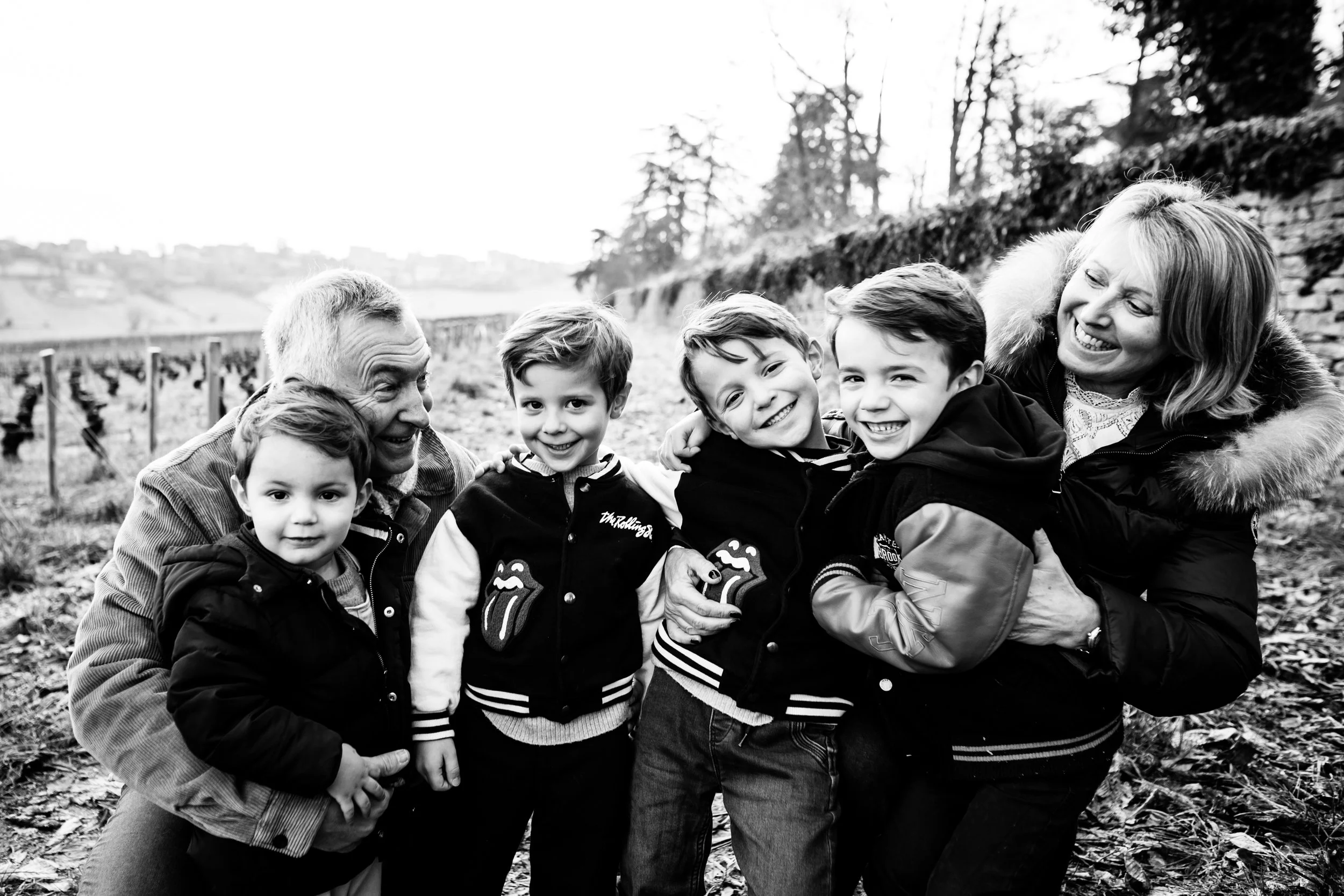 photos en noir et blanc d'un calin entre des petits enfants et leurs grands parents dans les froid de l'hiver du beaujolais