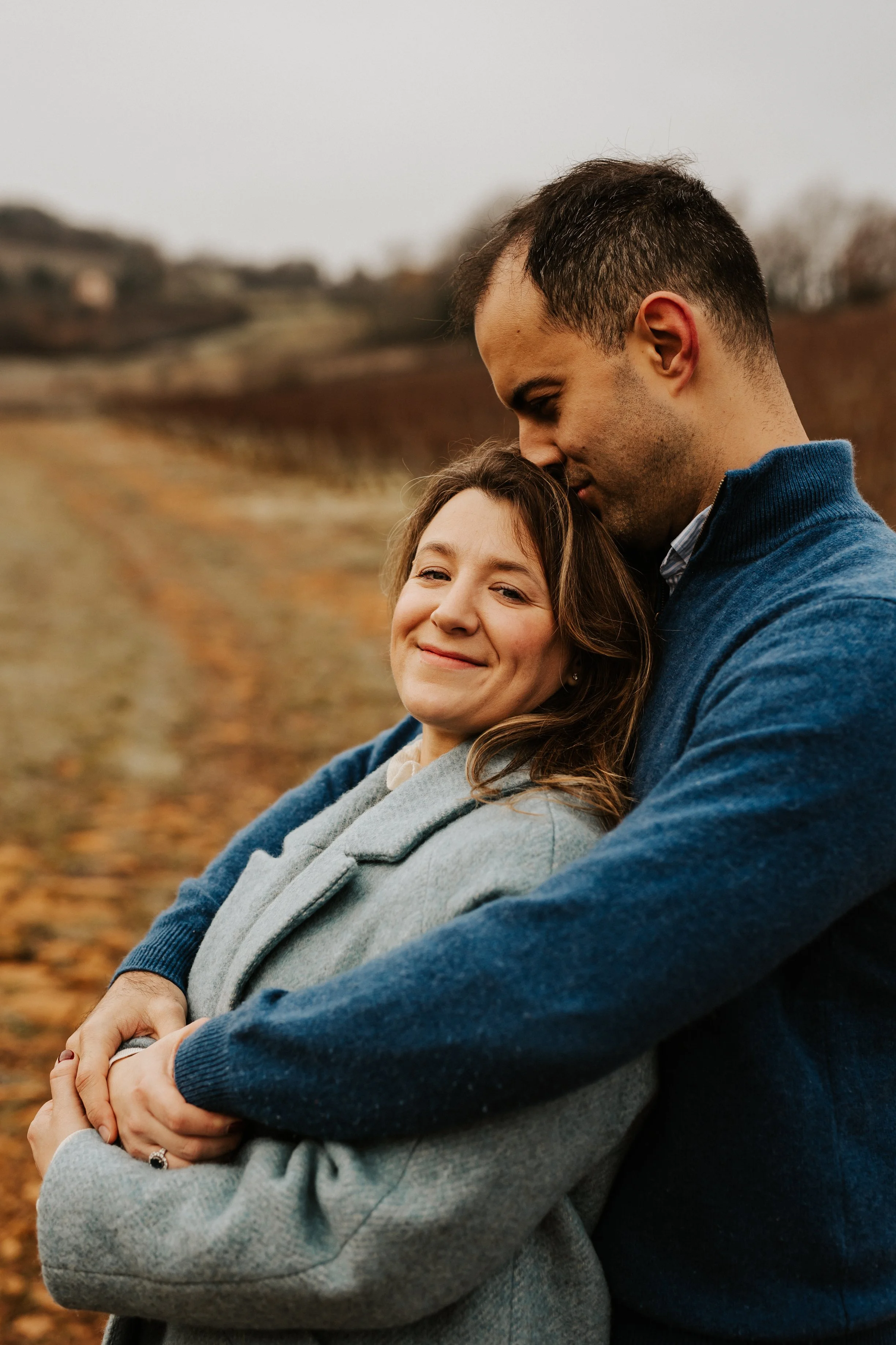 photo d'un couple de parents amoureux dans les vignes