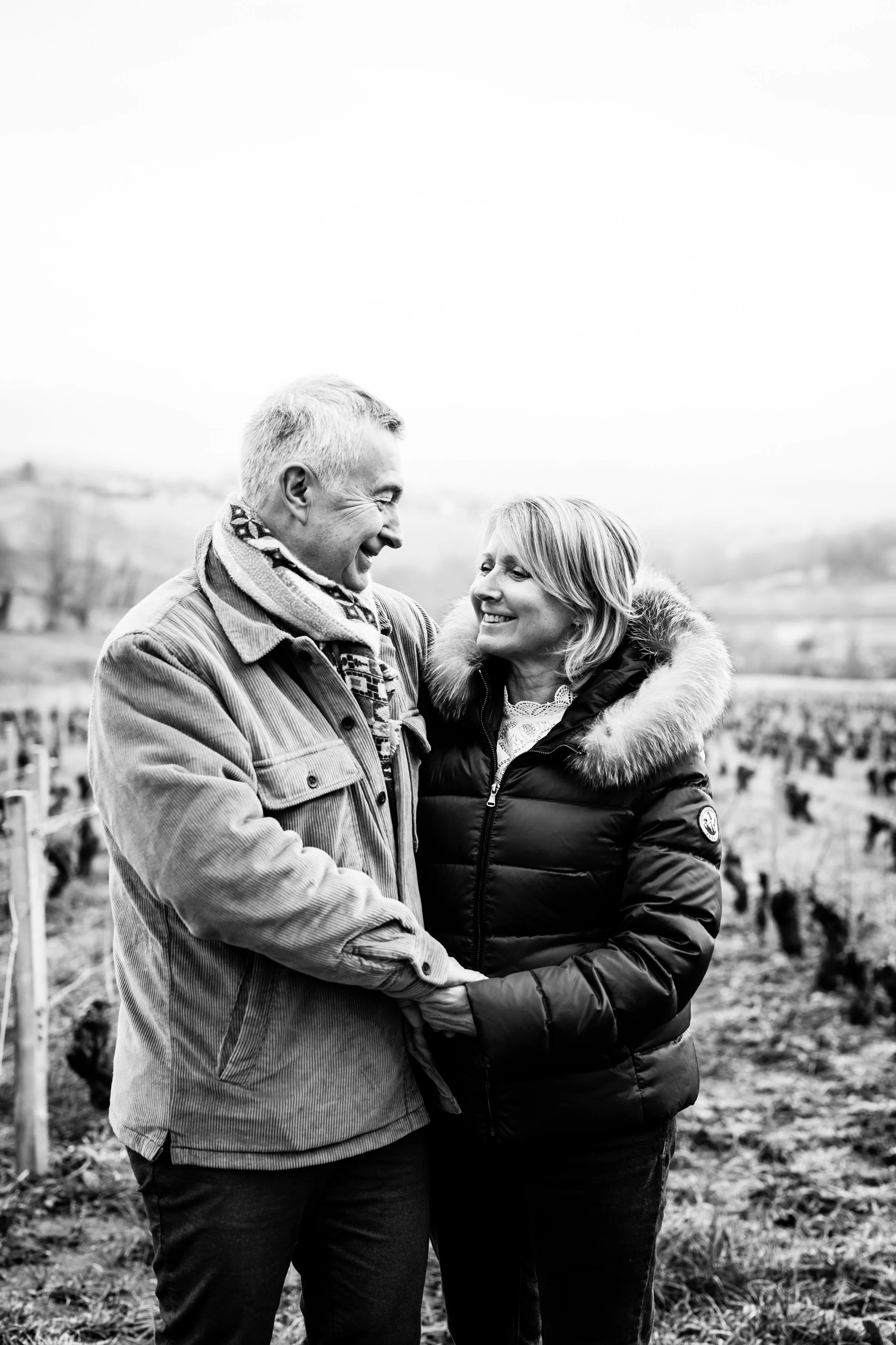 photos de couples de grand-parents complices malgré le froid de l'hivber dans les vignes du beaujolais