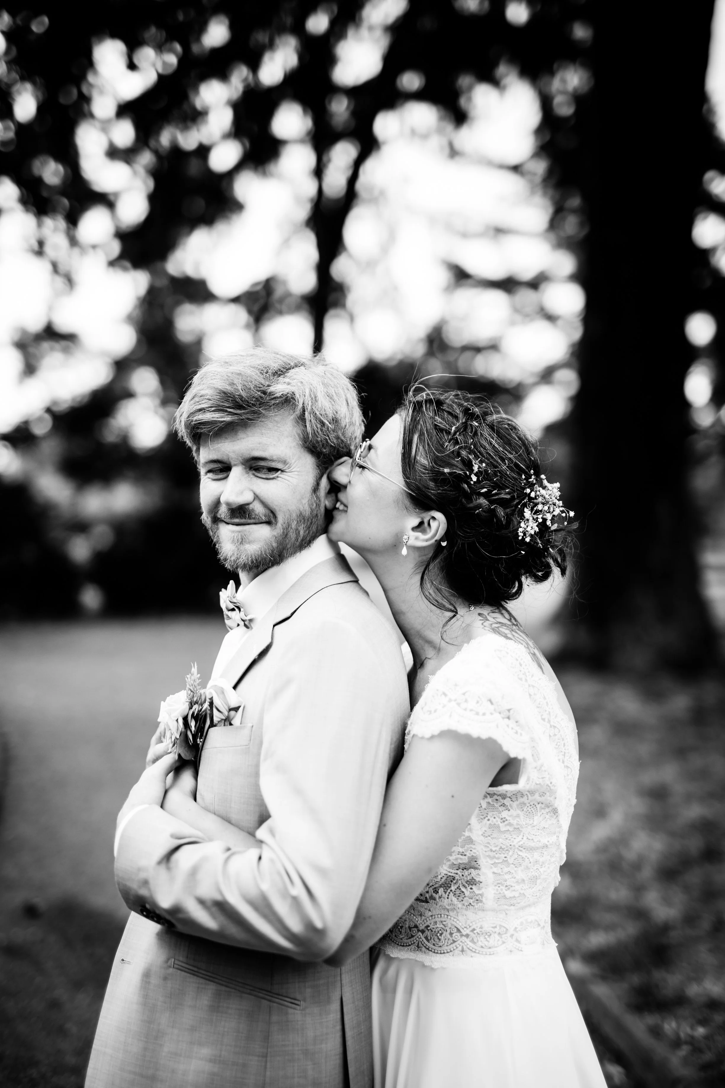 photo de couple en noir et blanc pendant son mariage au sud de Lyon