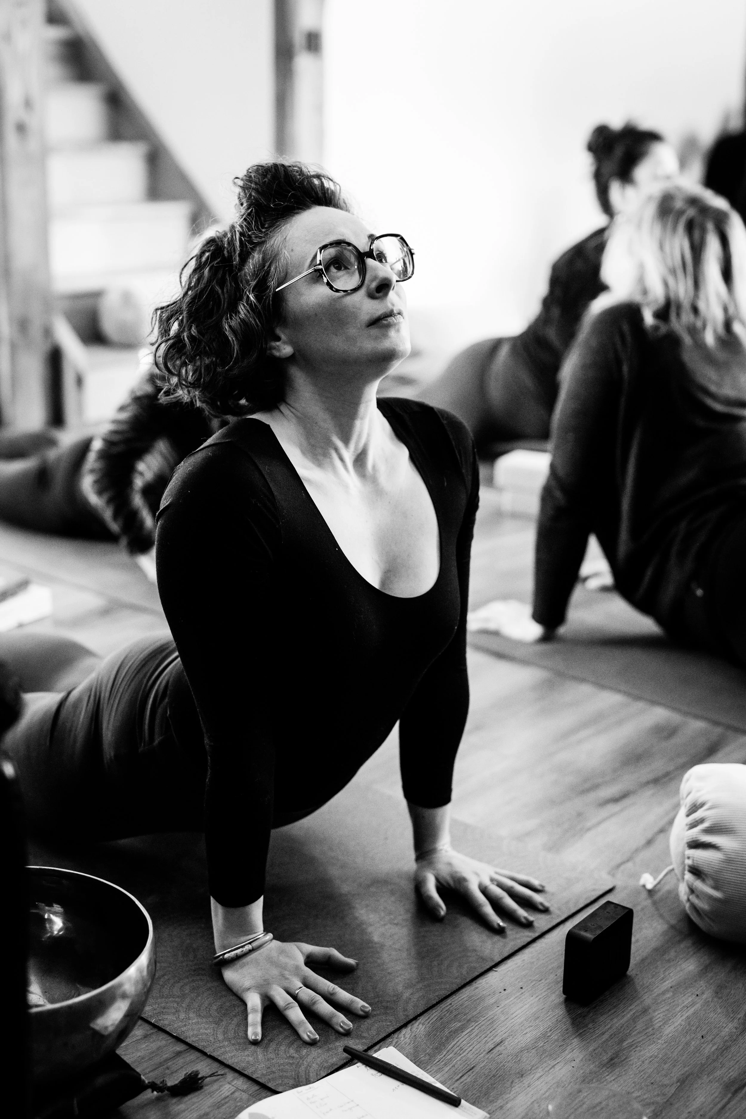 photo d'Elodie kiné qui donne des cours de yoga lors d'un photoreportage sur une retraite