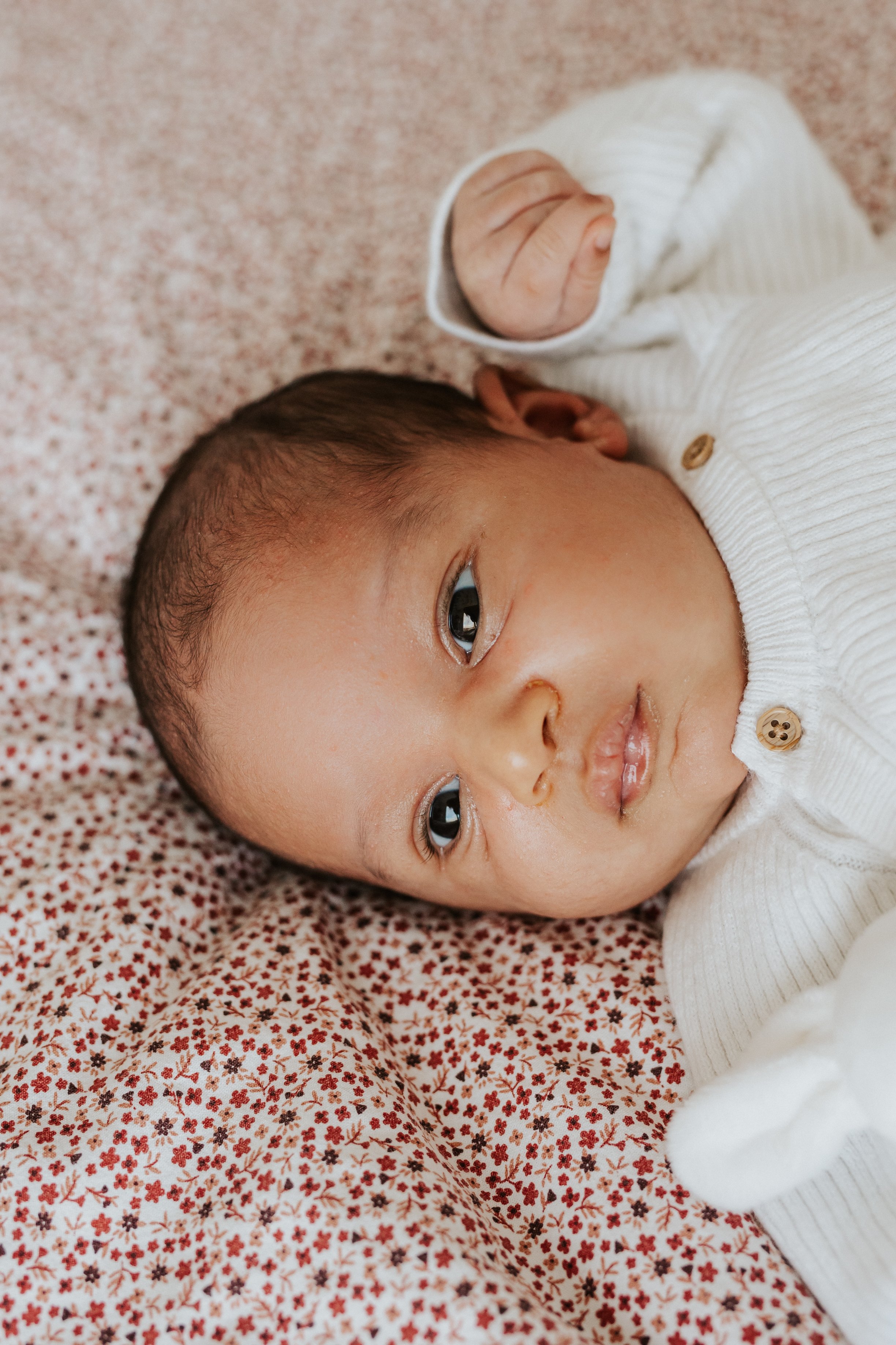 portrait de bébé lors de sa séance naissance à domicile près de Lyon