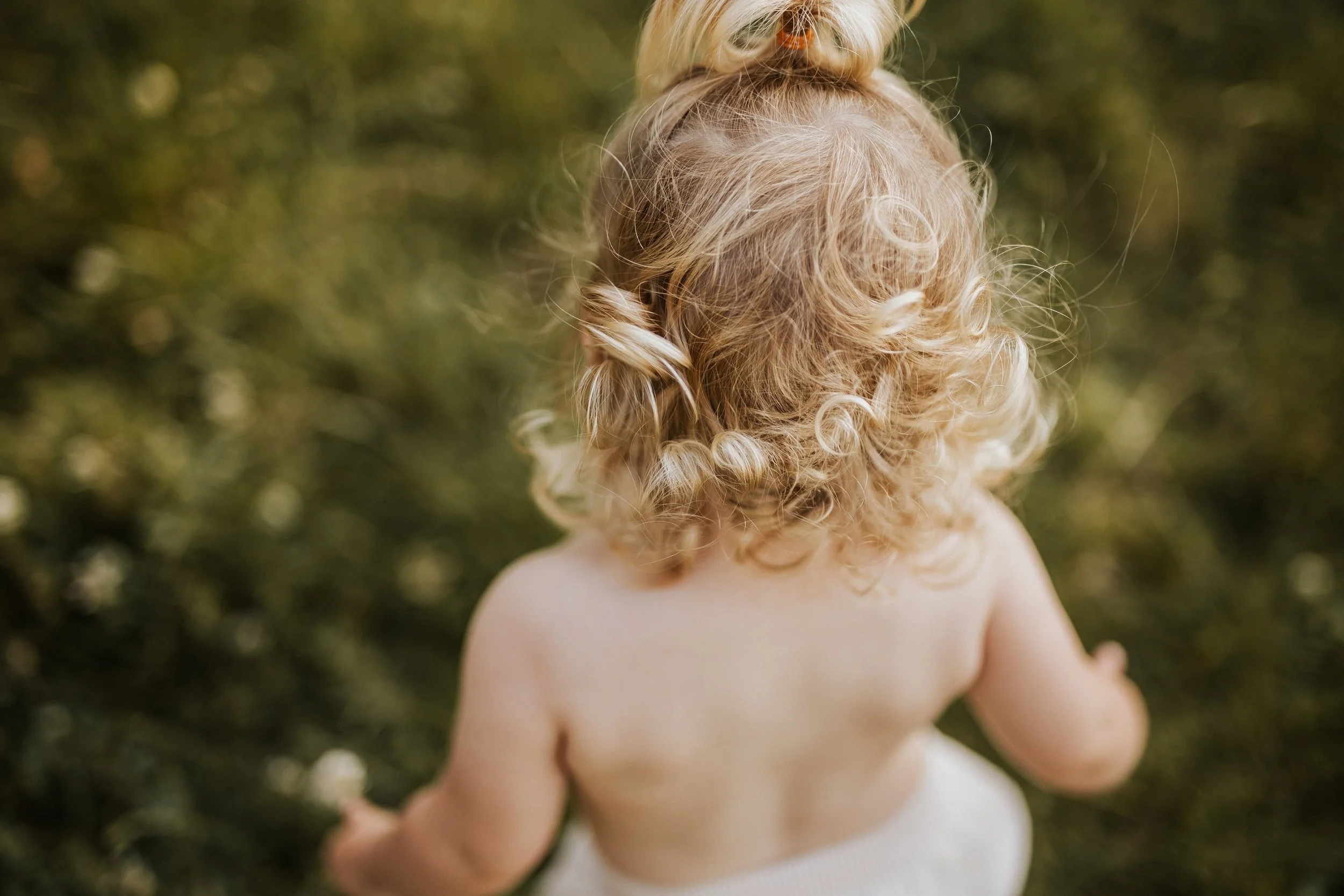 photo de détails des petits cheveux bouclés de bébé dans la nature