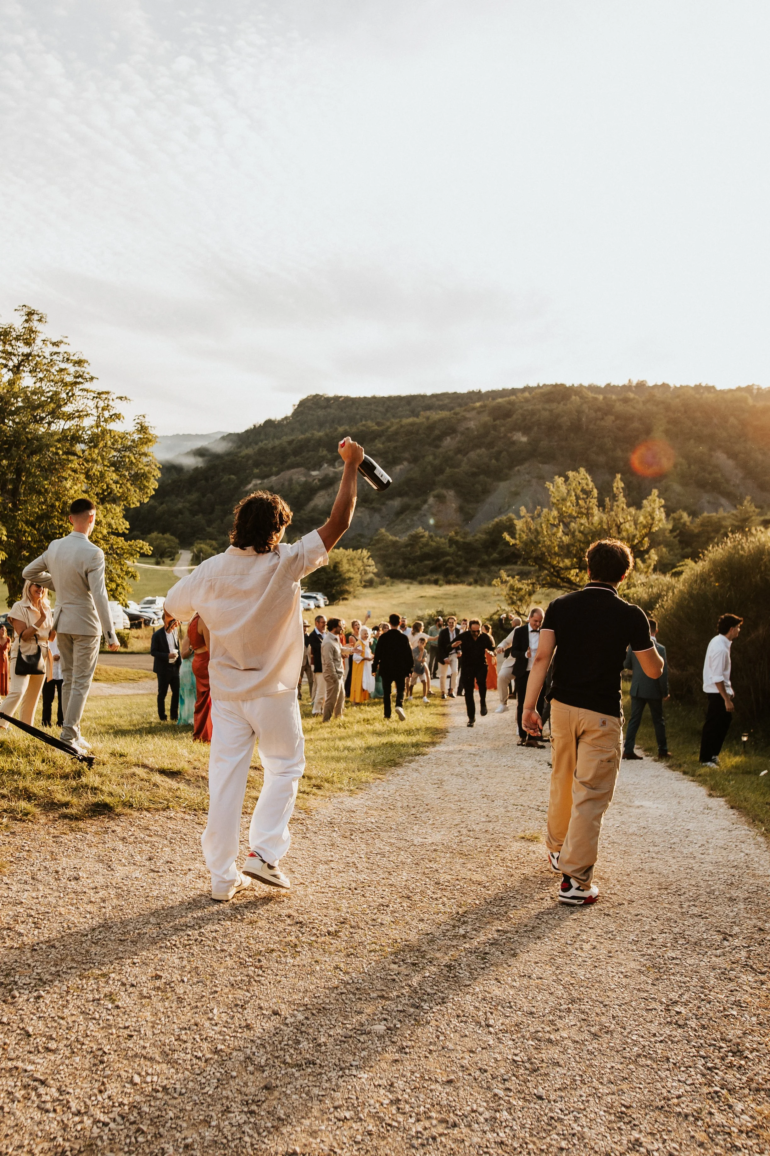 photo d'un lancer de bouquet alternatif course à la bouteille vainqueur