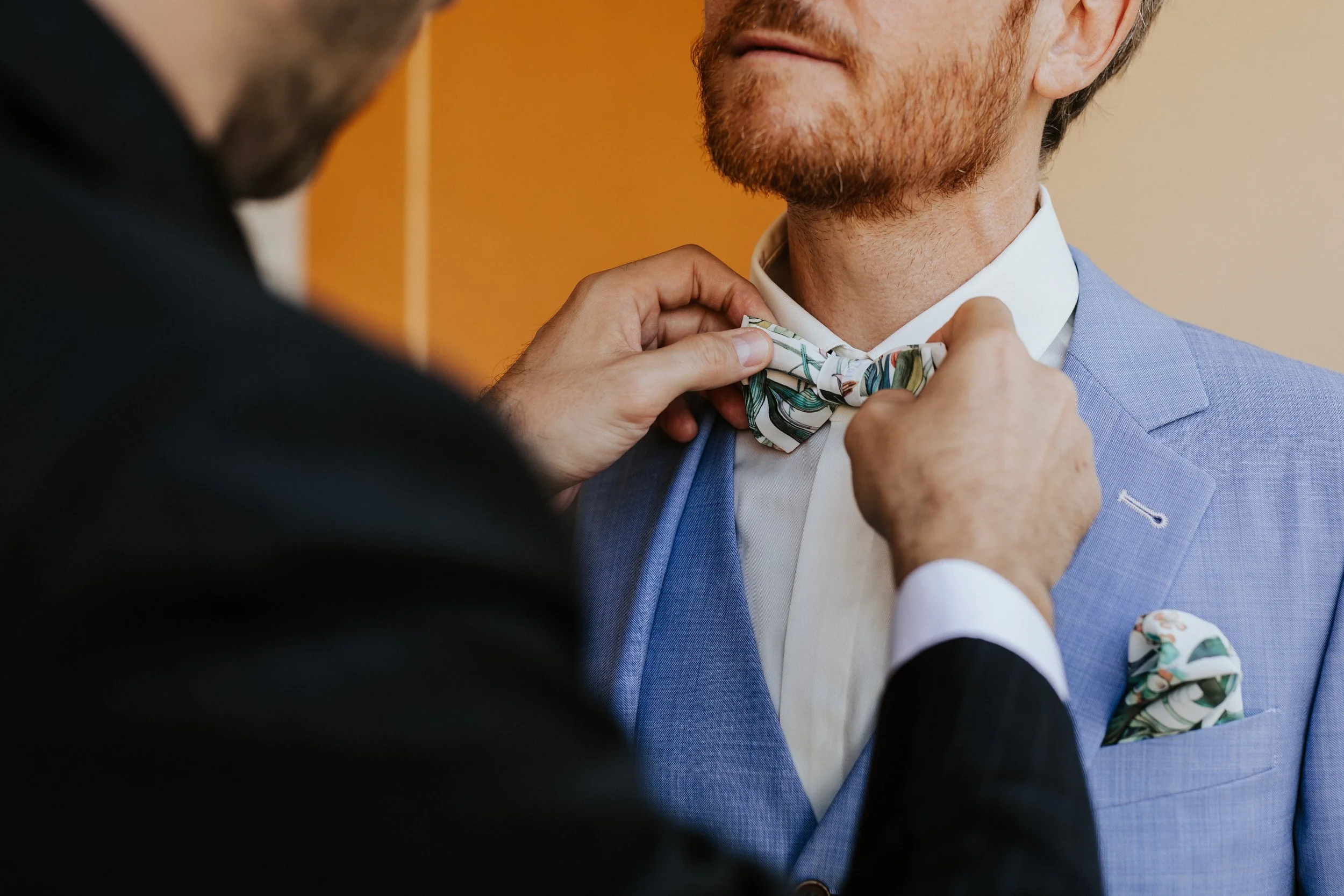 photo de préparatifs du marié lors d'un mariage religieux près de Lyon