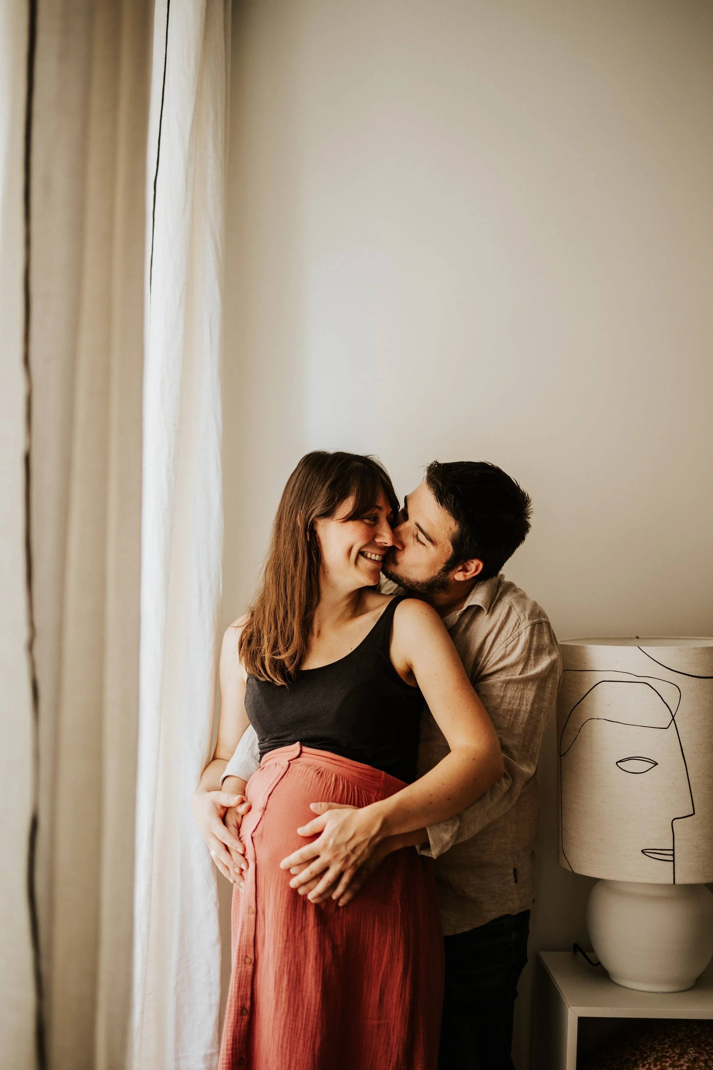 photo d'un couple fou amoureux pendant la grossesse à Lyon