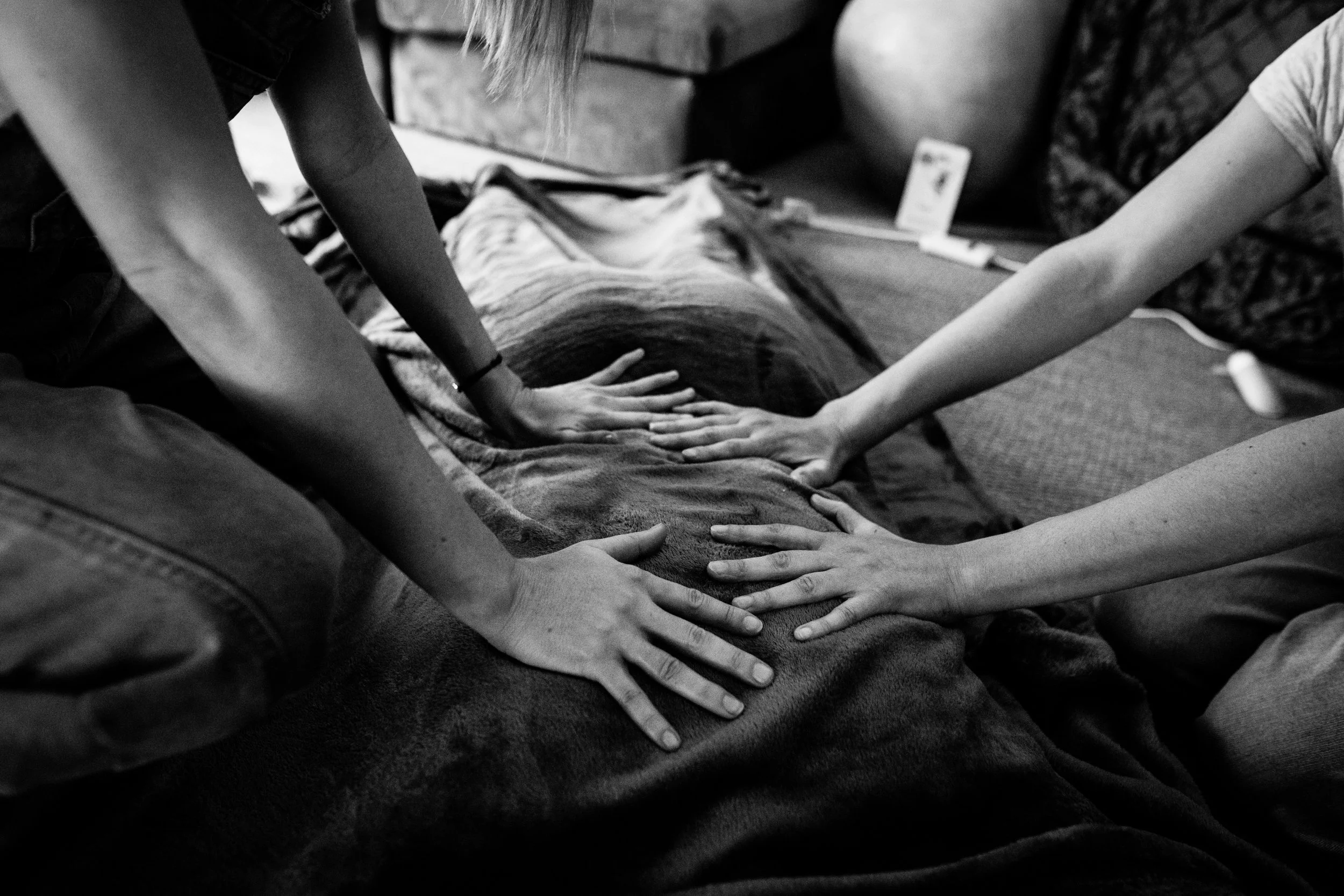 photo noir et blanc du massage à 4 mains au cour d'un rituel rebozo complet pour Betty accompagnante en périnatalité près de Villefranche sur saone