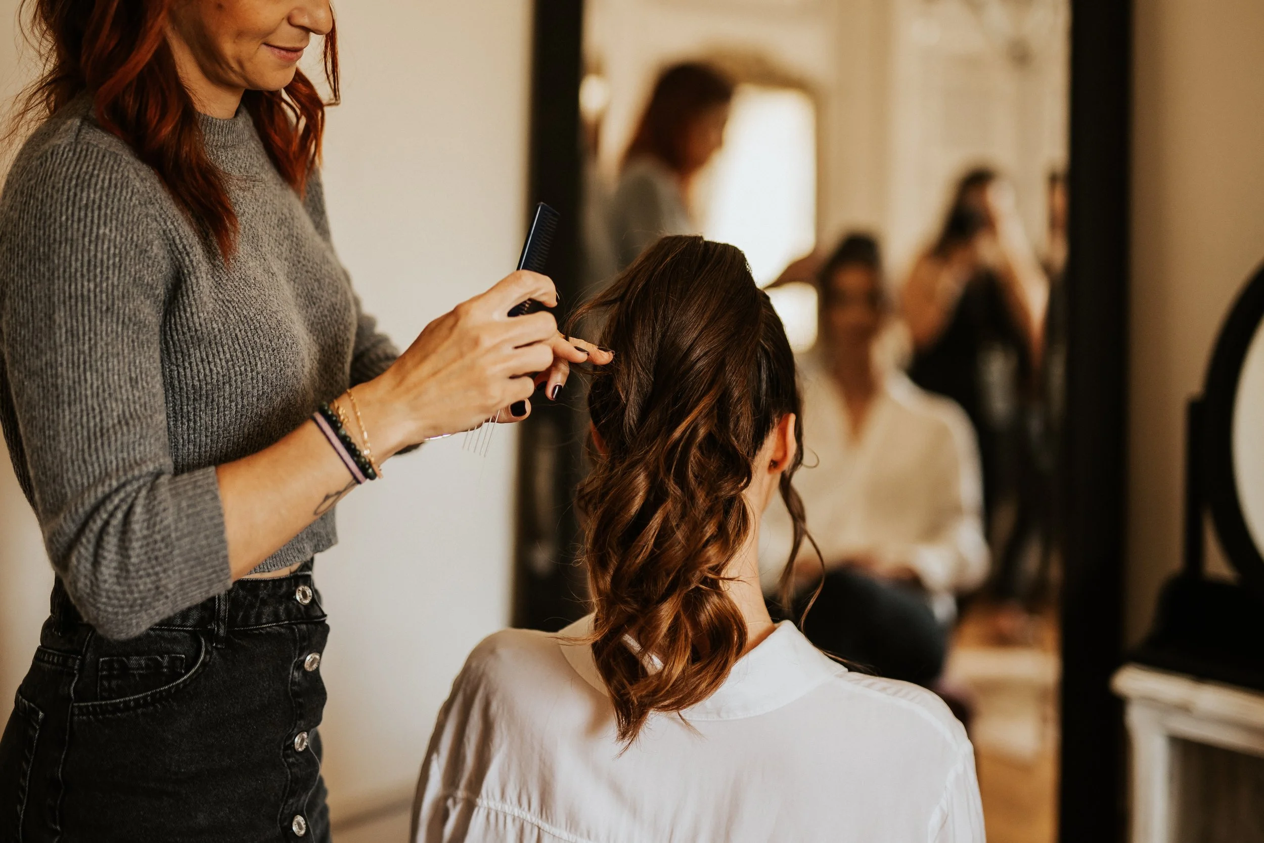coiffure de la mariée pendant ses préparatifs avant la cérémonie au domaine de tourieux